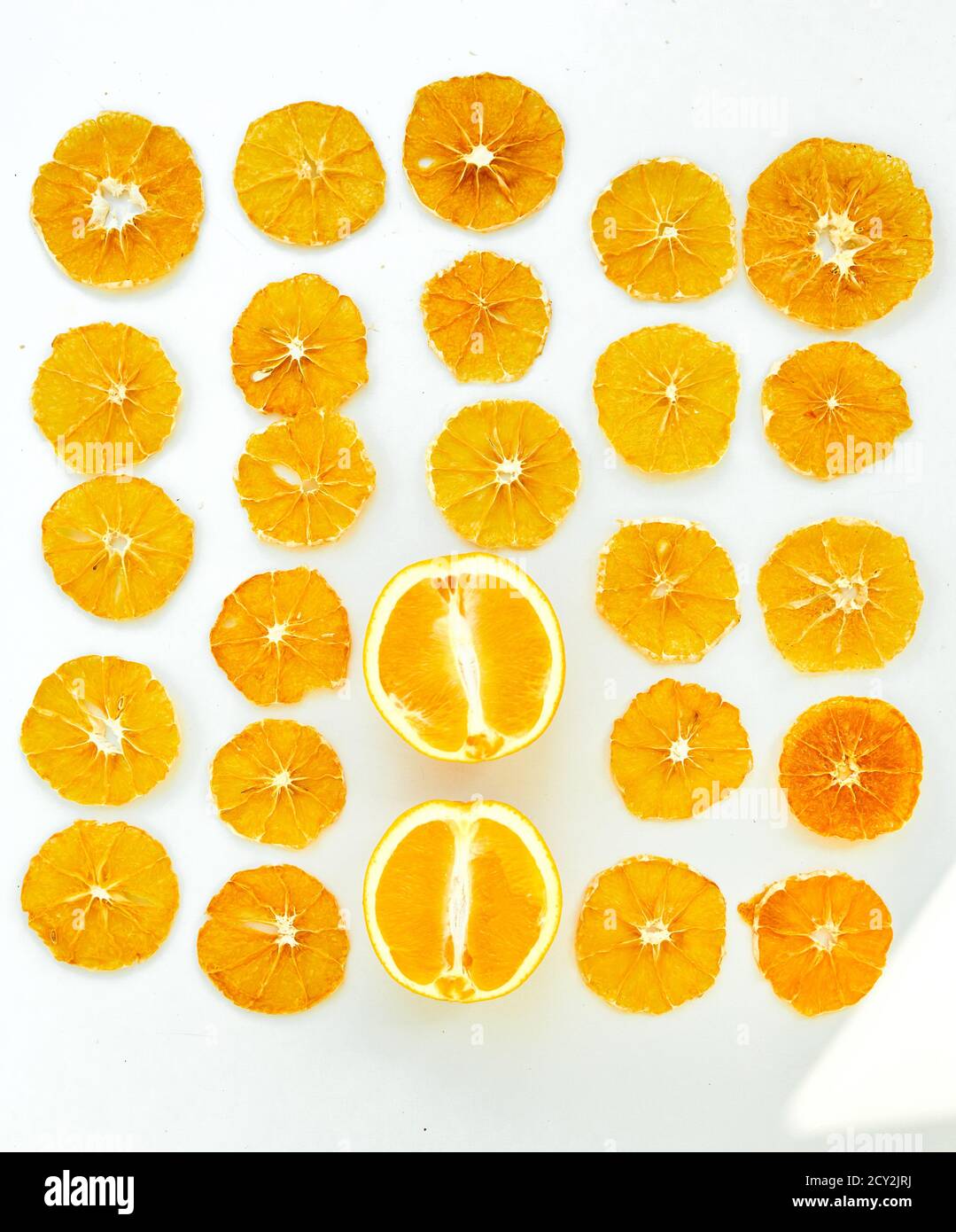 Fette di arancio fresco e arancio essiccato su sfondo bianco. Foto Stock