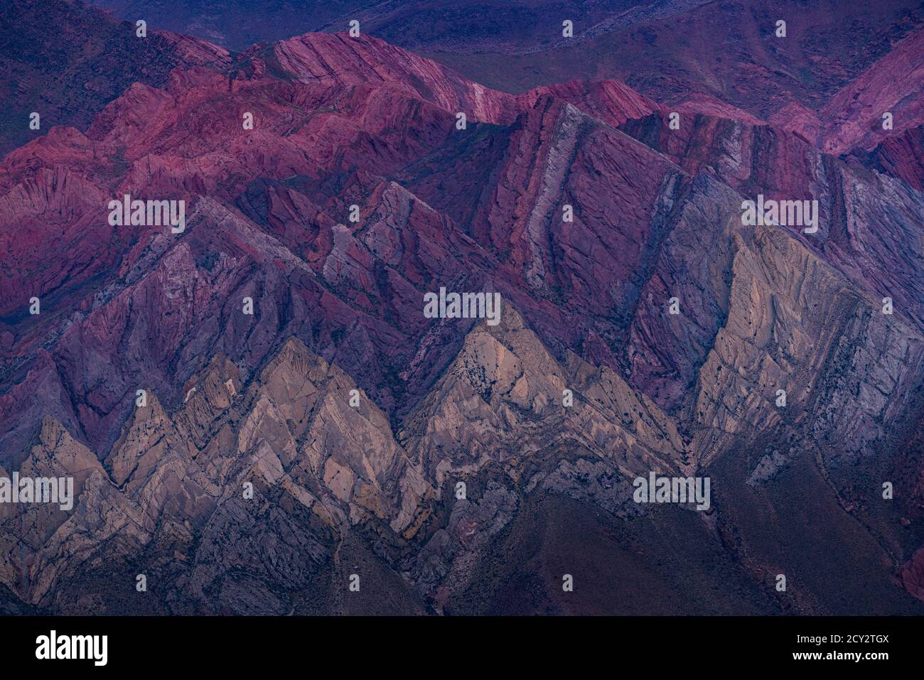 Serranía del Hornocal nella Quebrada de Humahuaca nella provincia di Jujuy nella parte nord-occidentale dell'Argentina. America del Sud. PATRIMONIO MONDIALE DELL'UNESCO SI Foto Stock