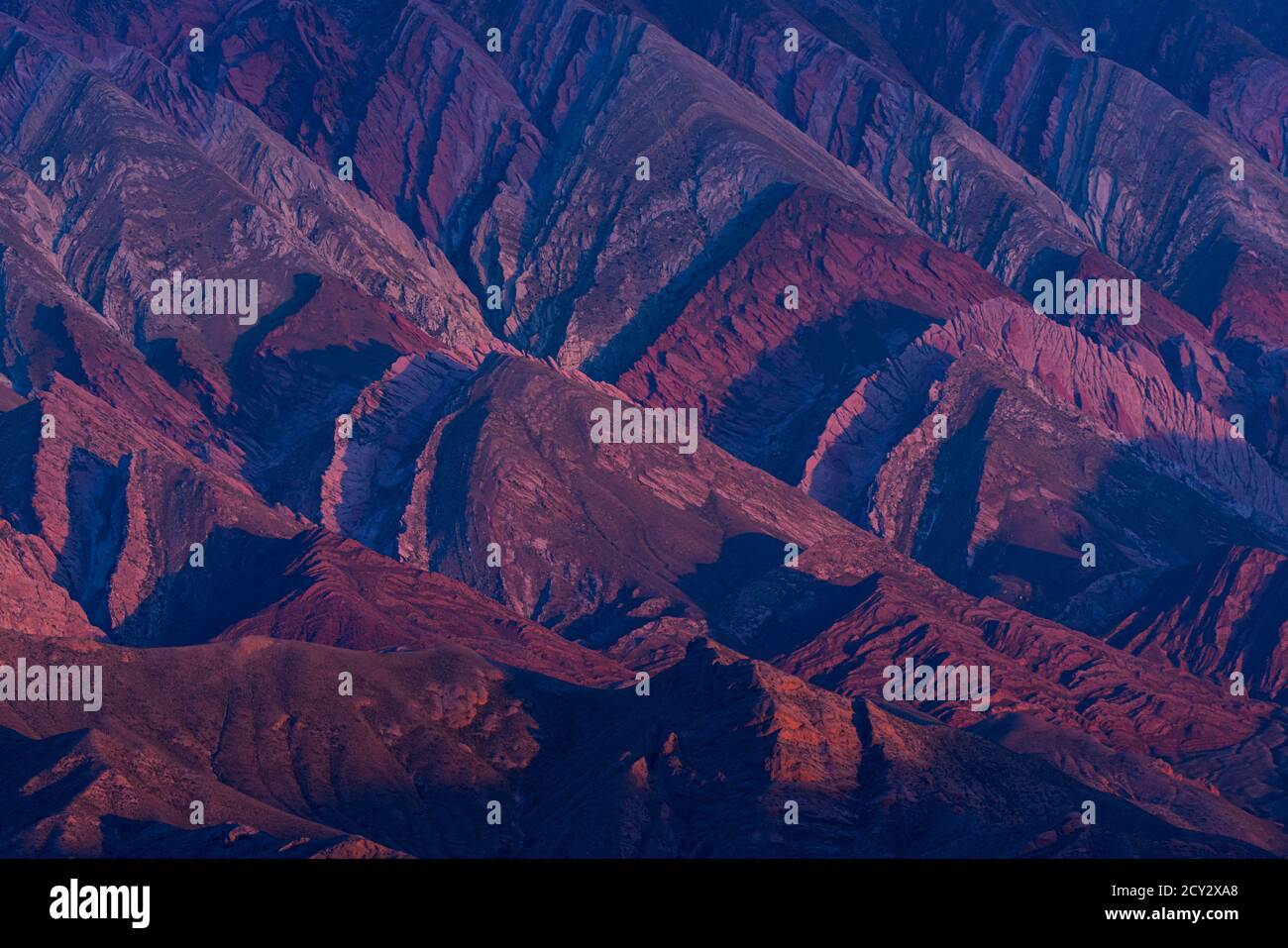 Serranía del Hornocal nella Quebrada de Humahuaca nella provincia di Jujuy nella parte nord-occidentale dell'Argentina. America del Sud. PATRIMONIO MONDIALE DELL'UNESCO SI Foto Stock