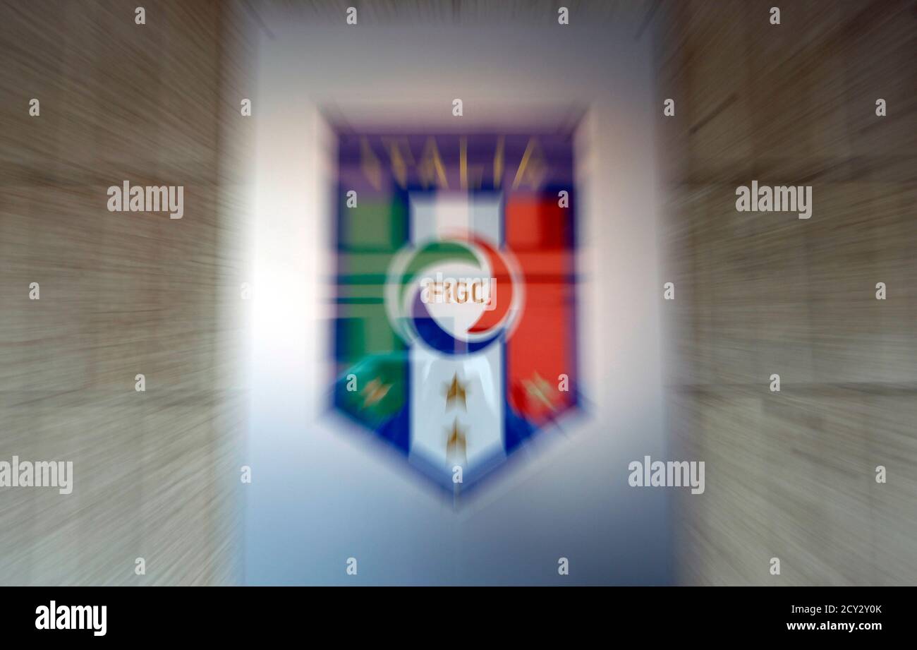 Il logo della Federazione Italiana Calcio (FIGC) è visibile presso la sede  di Roma il 24 agosto 2011. Il rischio di uno sciopero di calcio è aumentato  in Italia mercoledì, poiché la