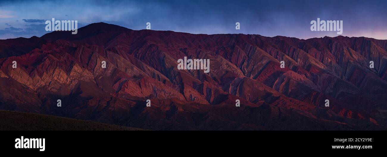 Serranía del Hornocal nella Quebrada de Humahuaca nella provincia di Jujuy nella parte nord-occidentale dell'Argentina. America del Sud. PATRIMONIO MONDIALE DELL'UNESCO SI Foto Stock