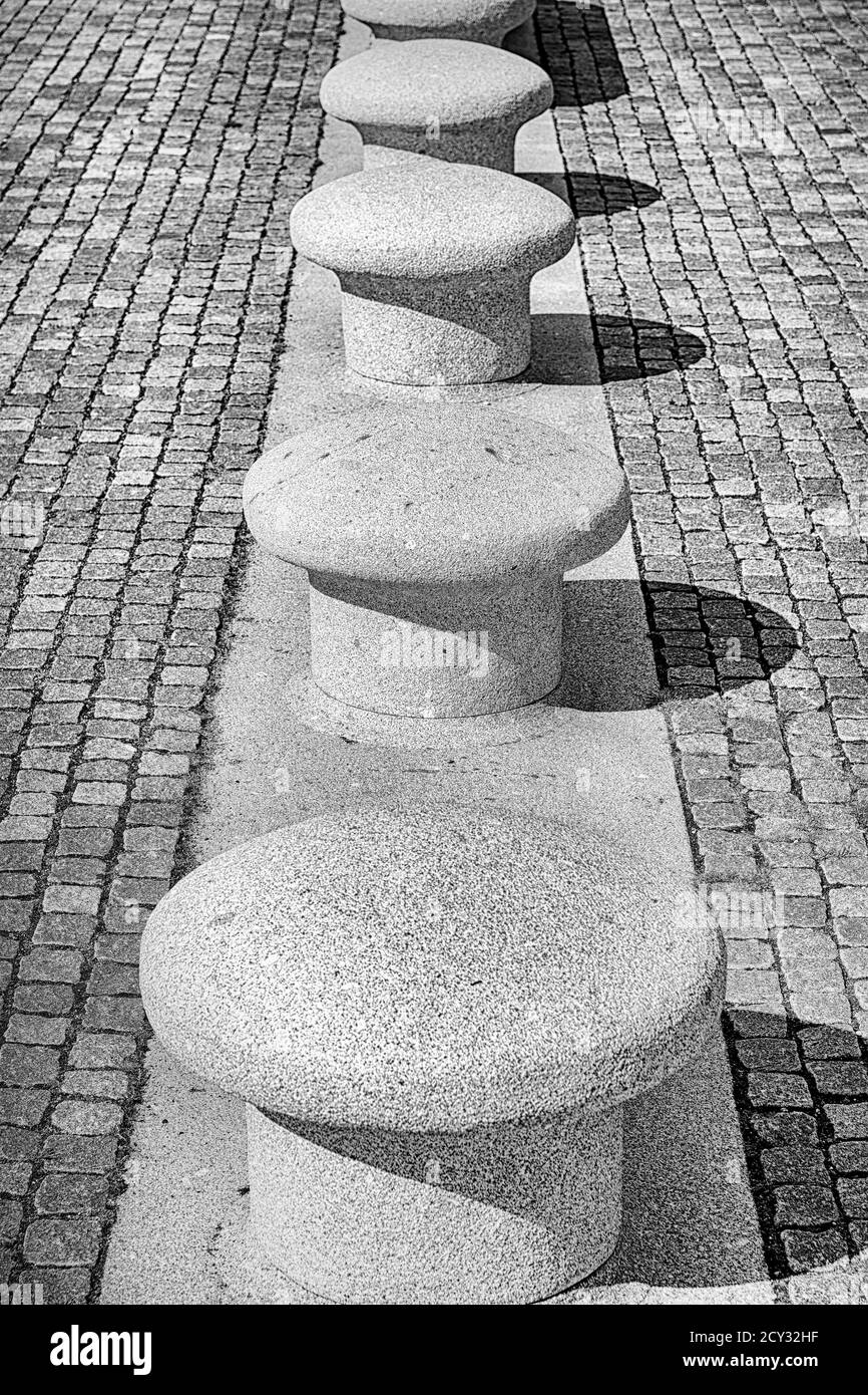 Sedili in cemento su un percorso acciottolato a Helsingor, Danimarca. Foto Stock