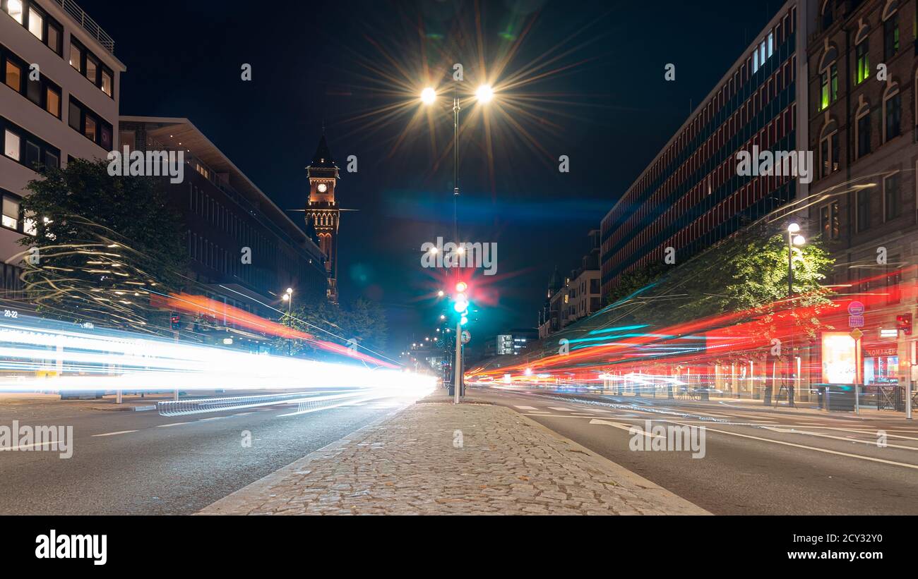 HELSINGBORG, SVEZIA - 25 SETTEMBRE 2020: Una lunga esposizione fotografica di notte in città Foto Stock