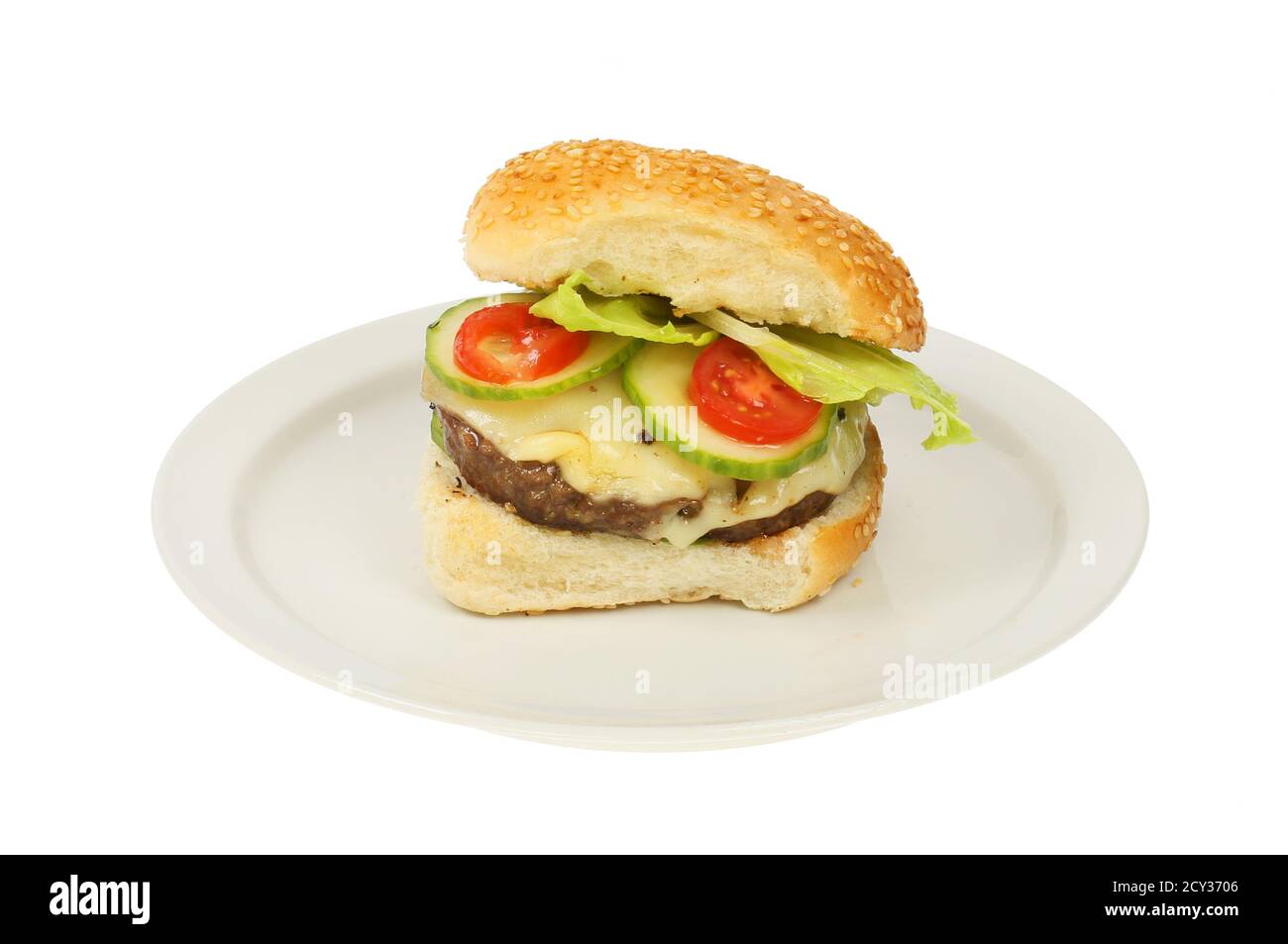 Hamburger di formaggio con insalata su un piatto isolato contro bianco Foto Stock