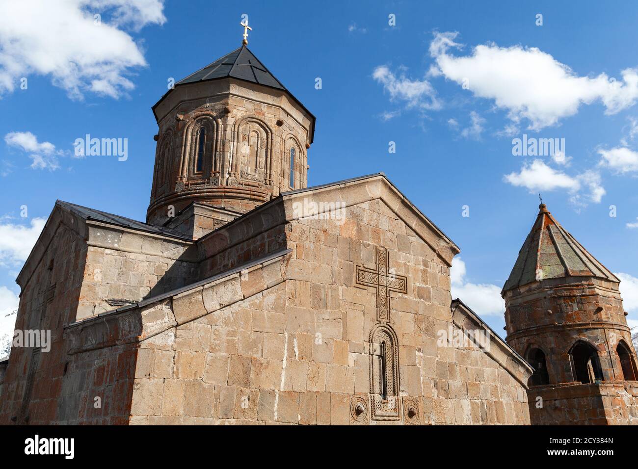 Chiesa della Trinità di Gergeti. La chiesa si trova sulla riva destra del fiume Chkheri sotto il Monte Kazbek in Georgia Foto Stock