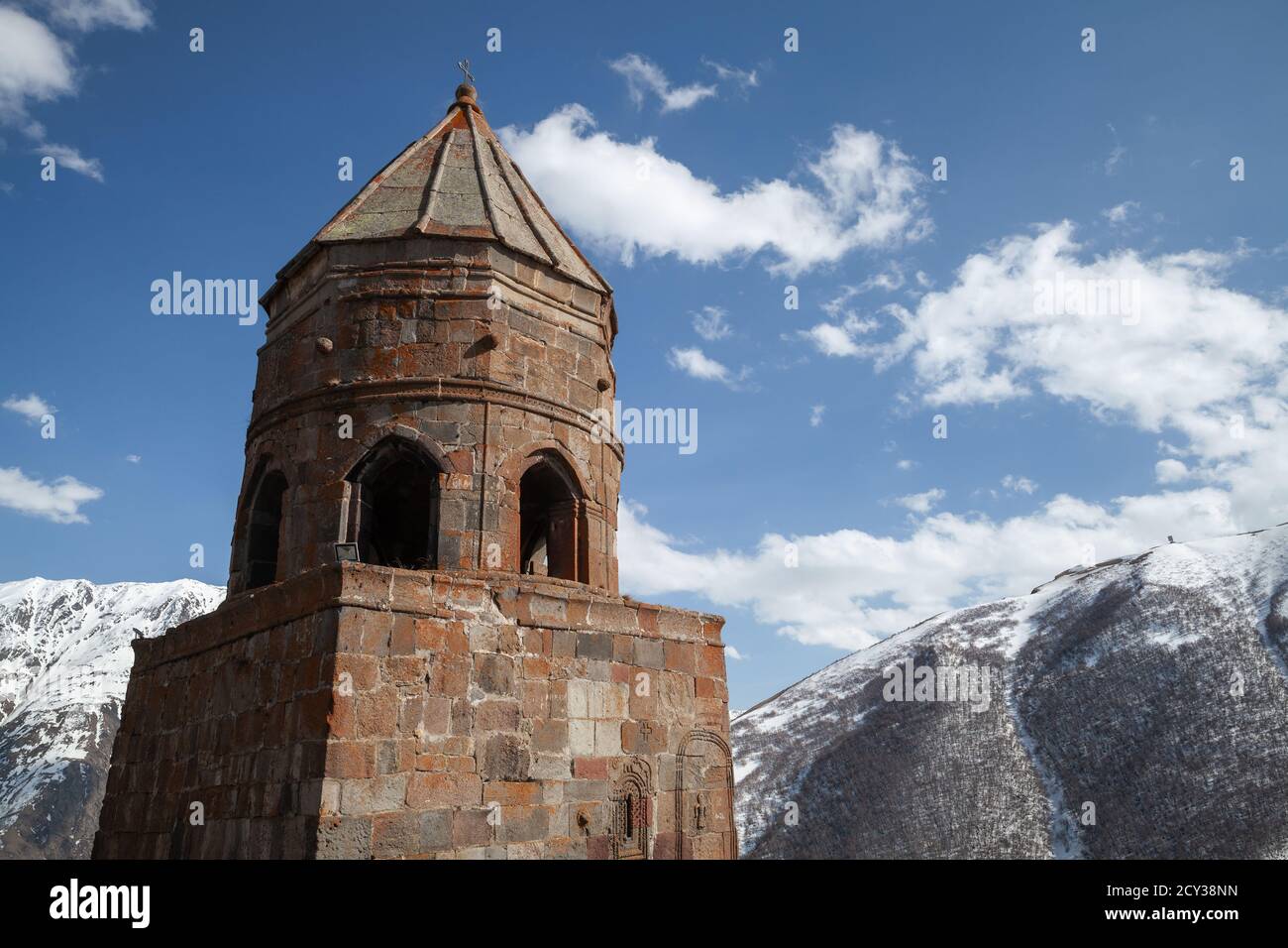 La Chiesa della Trinità di Gergeti, il Monte Kazbek, Georgia Foto Stock