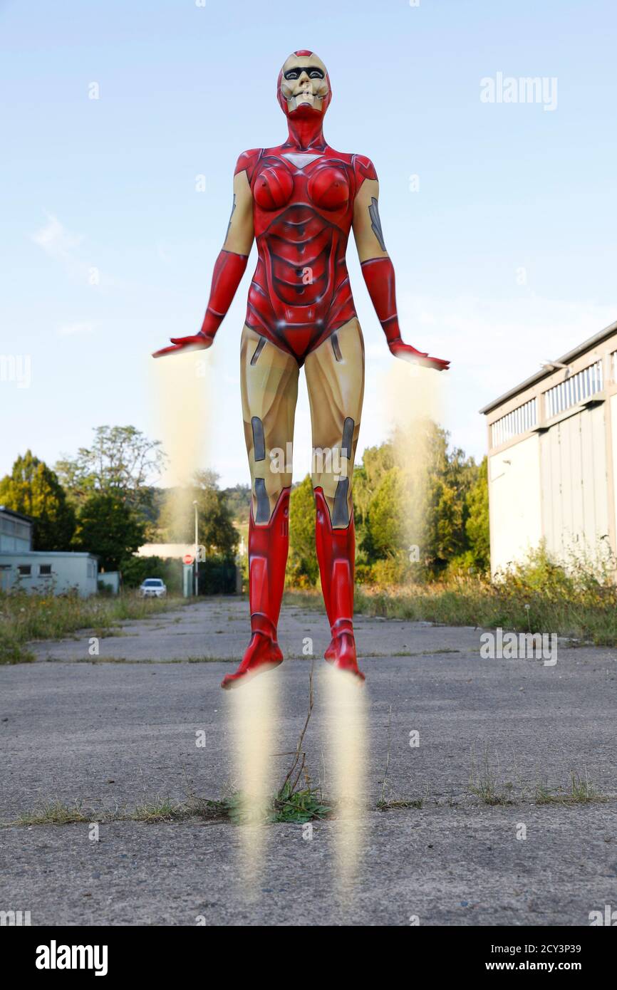 GEEK ART - Bodypainting e trasformazione: Iron Woman con René-Claire Meinkold al sito di elektroma a Hamelin il 30 settembre 2020 - un progetto del fotografo Tschiponnique Skupin e del bodypainter Enrico Lein Foto Stock