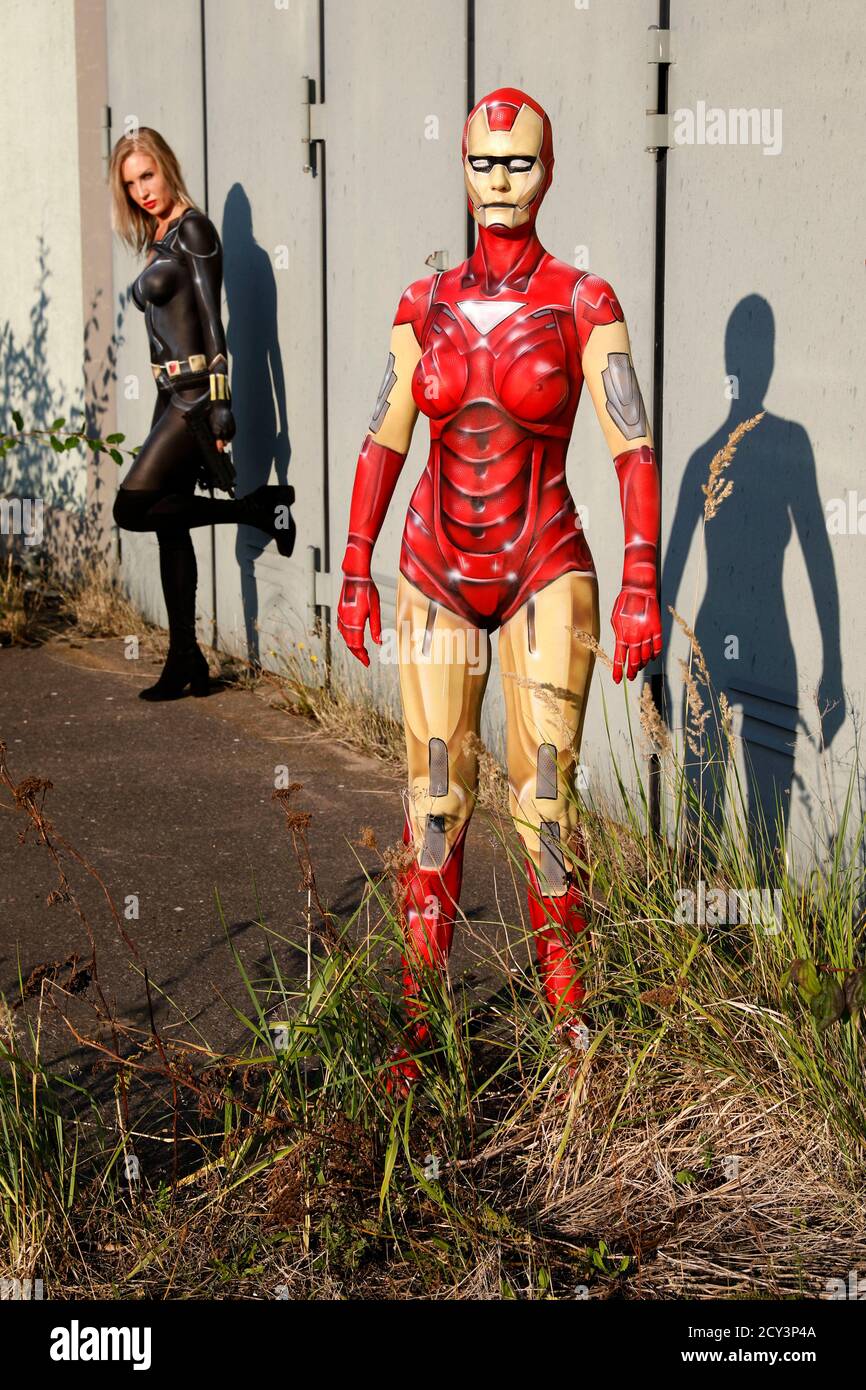 GEEK ART - Bodypainting e trasformazione: Iron Woman e Black Widow fotografare con René-Claire Meinkold e Karo Zett presso il sito di elektroma ad Hamelin il 30 settembre 2020 - un progetto del fotografo Tschiponnique Skupin e del bodypainter Enrico Lein Foto Stock