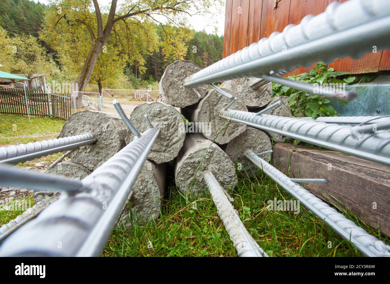 pali di cemento e cemento per recinzione Foto stock - Alamy