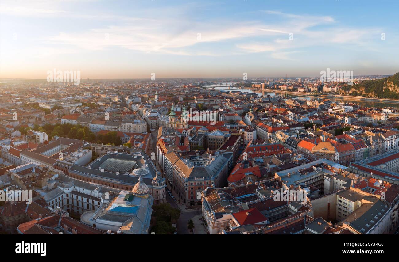 Incredibile panorama aereo panoramico sulla città di BudapestDowntown. Piazza Ferenciek in primo piano. Foto Stock