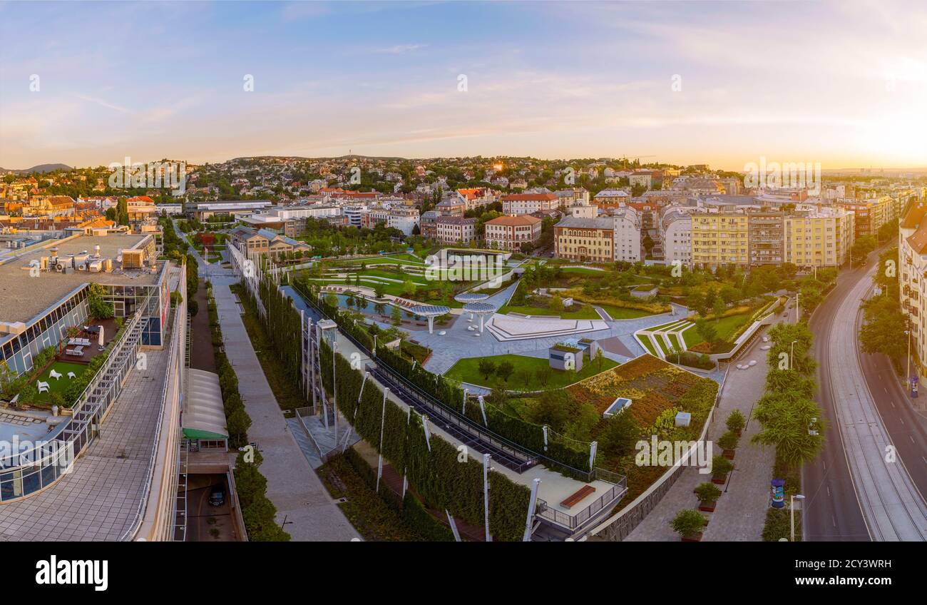 Vista aerea sul nuovo parco millenario di Budapest Ungheria. Fantastico nuovo parco all'aperto nel lato di Buda vicino a un centro commerciale Foto Stock