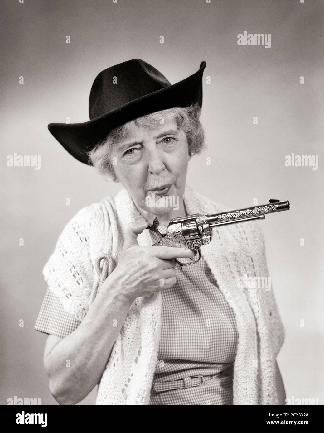 ANNI '50 ANNI '60 ANZIANA DONNA ANZIANA SHARPSHOOTER INDOSSANDO COWBOY HAT TENUTA PISTOLA GIOCATTOLO CAPPUCCIO GUARDANDO FOTOCAMERA - C3613 HAR001 HARS PERSONE PERSONAGGIO BEST WESTERN GRANNY SENIOR ADULT B&W EYE CONTACT SENIOR DONNA UMOROSA STRANA OLDSTERS POLLINI PROTEZIONE POLDSTER COWGIRL GUNSLINGER ZANY COMICO NON CONVENZIONALE ANZIANI CONCETTUALE COMMEDIA IMMAGINAZIONE IDIOSINCRATICA DIVERTENTE ECCENTRICI ANZIANI DONNA ARMA DA FUOCO ARMI DA FUOCO FUORILEGGE PISTOLA FUMATORE DURO NERO E. ETNIA CAUCASICA BIANCA ERRATICA HAR001 VECCHIO STILE Foto Stock