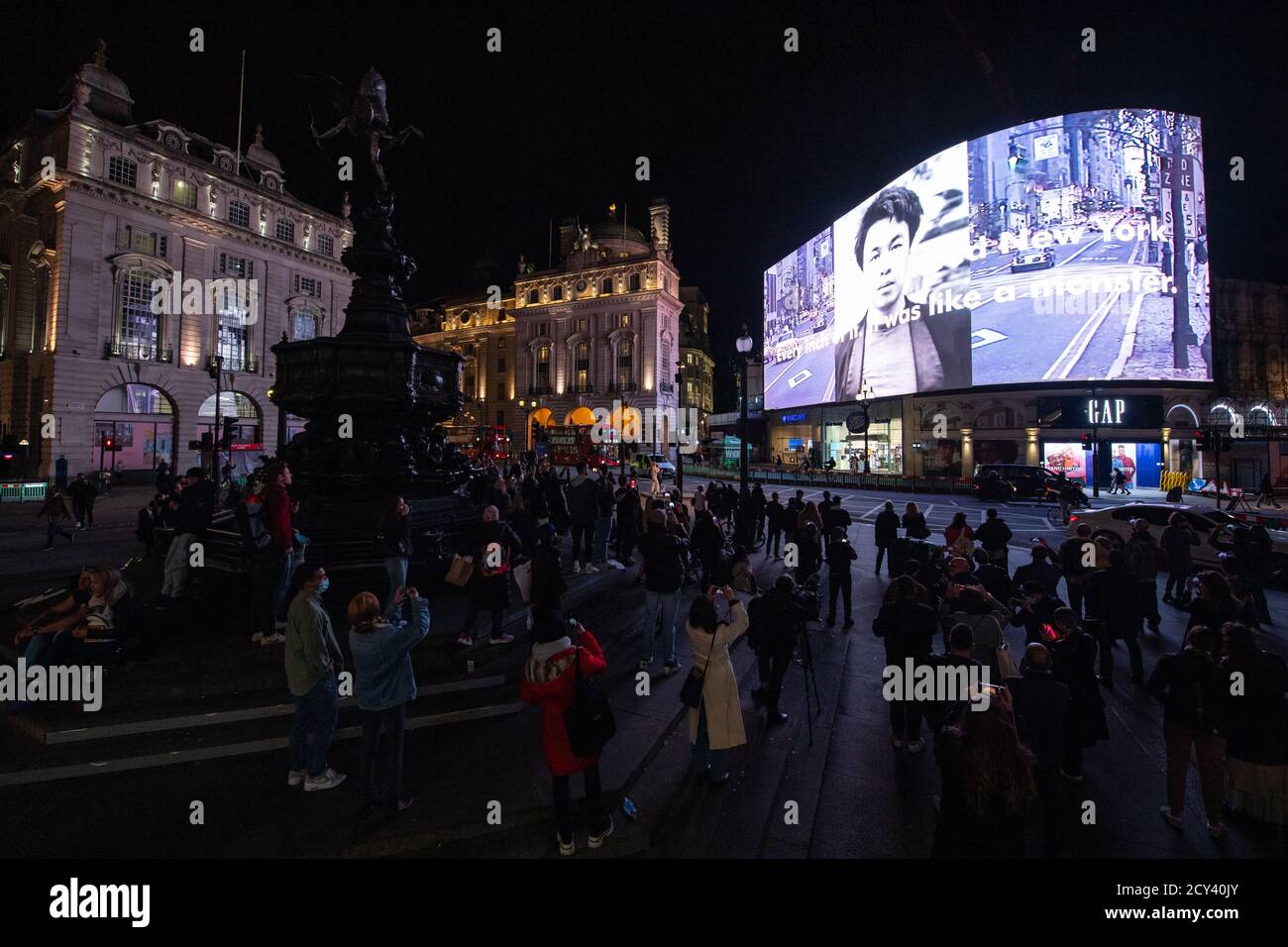"New York Days" dell'artista e attivista cinese contemporaneo ai Weiwei viene visualizzato sullo schermo del Piccadilly Circus di Londra. Foto Stock