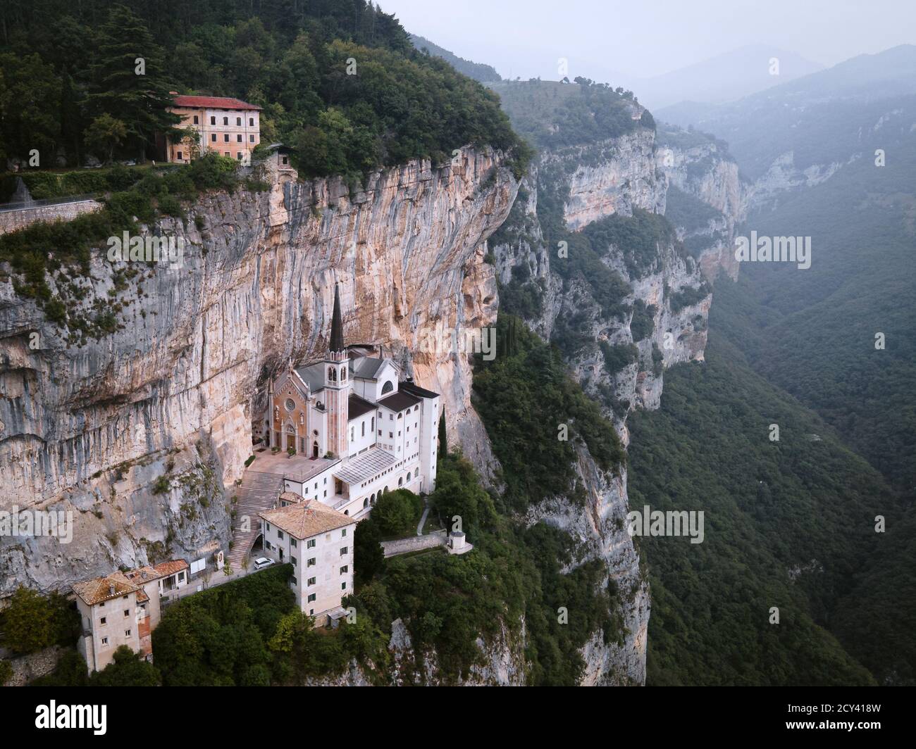 foto di santuario della madonna della corona