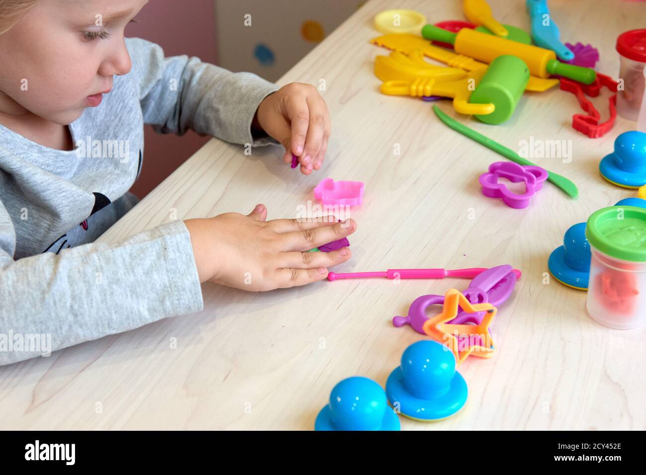 3 anni ragazza arti creative. Mani del bambino che giocano con plastilina di argilla colorata. Auto-isolamento Covid-19, formazione online, homeschooling. Bambina Foto Stock