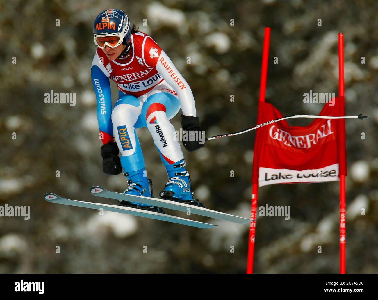 Dominique Gisin, Svizzera, frequenta la formazione di sci alpino per la Coppa del mondo delle Donne Downhill, sul lago Louise, Alberta, 27 novembre 2012. REUTERS/Mike Blake (CANADA - Tags: SCI SPORTIVO) Foto Stock