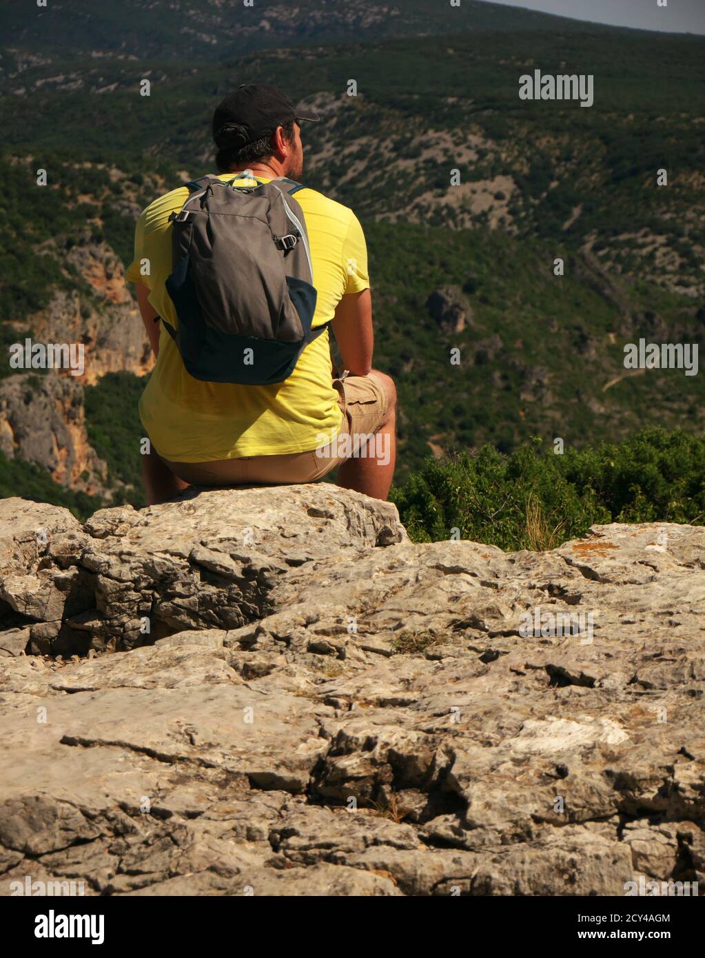 Escursionista visto dalla parte posteriore guardando il paesaggio di montagna Foto Stock
