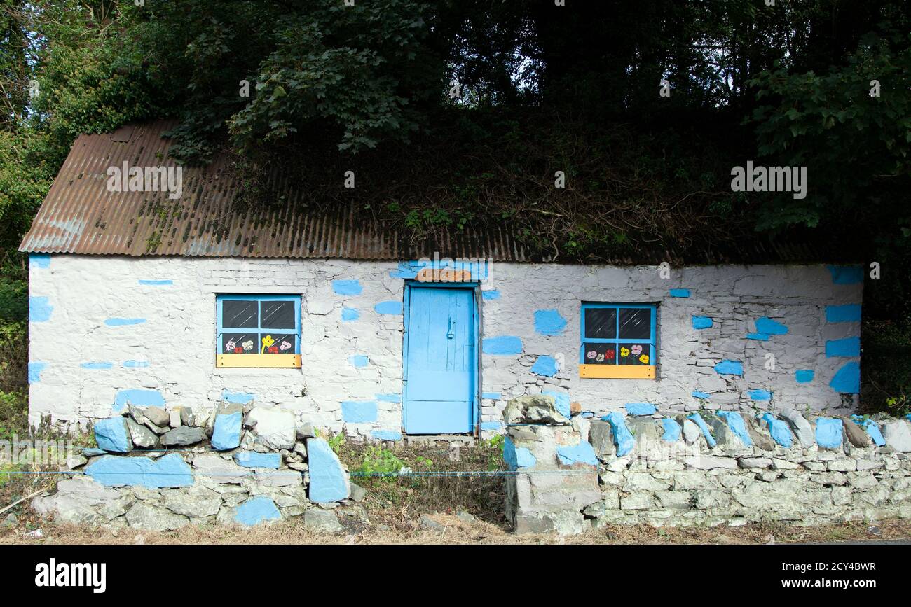 Delelict cottage paese dato un lick di vernice durante il blocco Covid 19, Contea di Monaghan, Irlanda Foto Stock