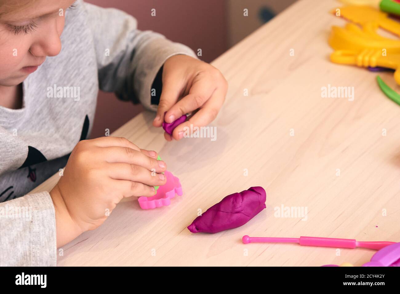 3 anni ragazza arti creative. Mani del bambino che giocano con plastilina di argilla colorata. Auto-isolamento Covid-19, formazione online, homeschooling. Bambina Foto Stock