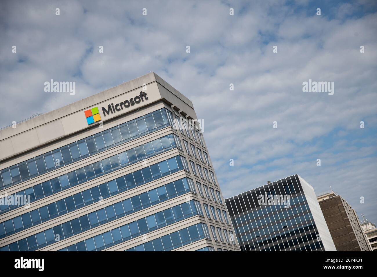 Washington, Stati Uniti. 01 Ottobre 2020. Una visione generale di un logo Microsoft visto in un edificio di uffici a Chevy Chase, MD, il 1 ottobre 2020 in mezzo alla pandemia del coronavirus. Mentre il Congresso e la Casa Bianca continuano a negoziare lo stimolo COVID-19, con le compagnie aeree che iniziano a tosse i dipendenti e il numero di disoccupati mantenendo i massimi storici, i casi confermati a livello globale sono passati 34 milioni e i decessi confermati sono passati 1 milione. (Graeme Sloan/Sipa USA) Credit: Sipa USA/Alamy Live News Foto Stock