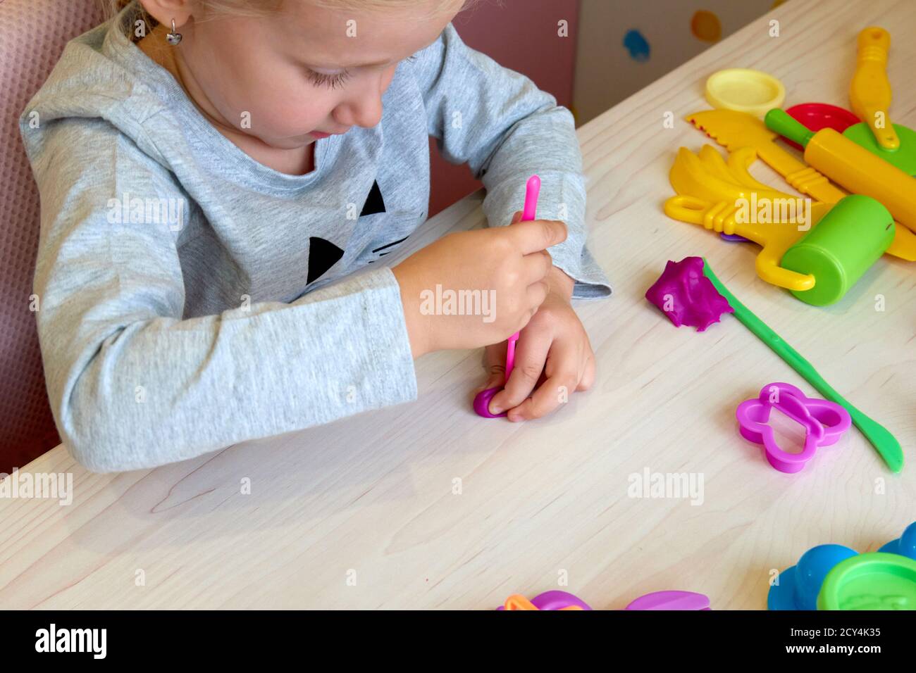 3 anni ragazza arti creative. Mani del bambino che giocano con plastilina di argilla colorata. Auto-isolamento Covid-19, formazione online, homeschooling. Bambina Foto Stock