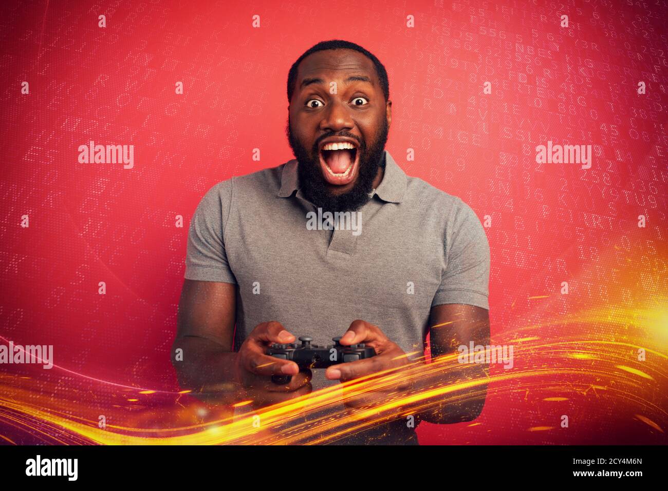 Happy man gioca con un videogioco su sfondo rosso Foto Stock