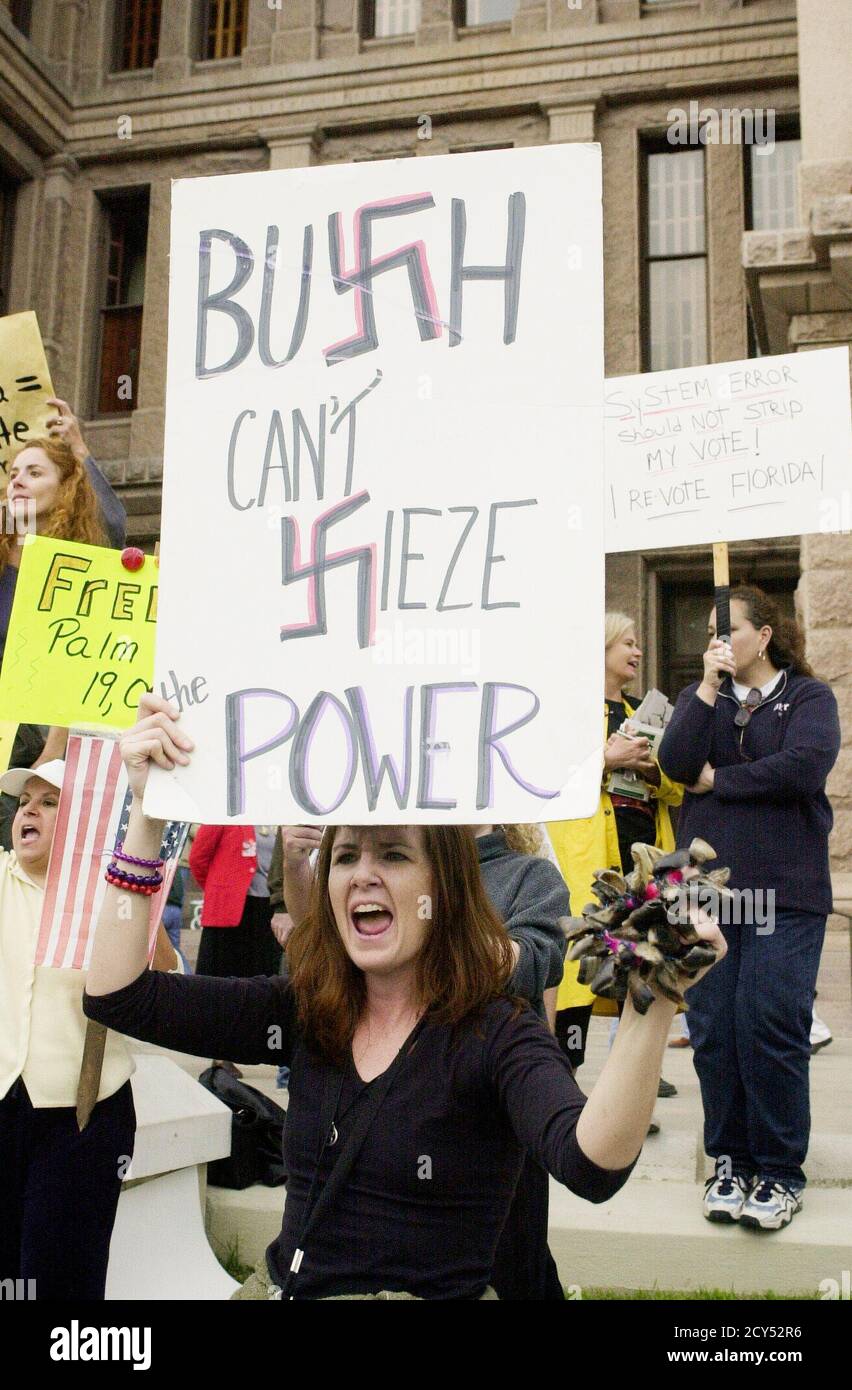 Austin, Texas USA 11 novembre 2000: I manifestanti AL Campidoglio del Texas denunciano l'impegno del repubblicano George W. Bush di respingere il racconto della Florida dei voti presidenziali degli Stati Uniti che determineranno il vincitore tra Bush e il democratico al Gore. Le proteste hanno continuato il resto del mese e fino a dicembre a causa dell'incertezza elettorale e del racconto della Florida Foto Stock