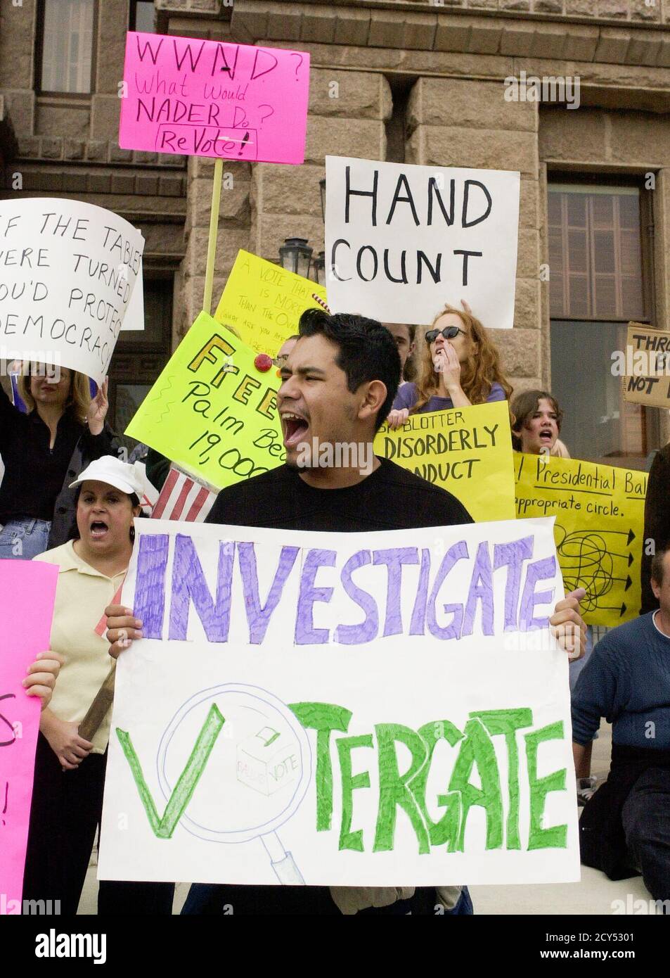 Austin, Texas USA 11 novembre 2000: I manifestanti AL Campidoglio del Texas denunciano l'impegno del repubblicano George W. Bush di respingere il racconto della Florida dei voti presidenziali degli Stati Uniti che determineranno il vincitore tra Bush e il democratico al Gore. Le proteste hanno continuato il resto del mese e fino a dicembre a causa dell'incertezza elettorale e del racconto della Florida Foto Stock