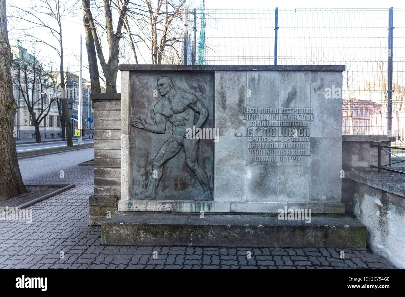 Estonia Tallinn, monumento a Georg Lurich a Tallinn. Famoso uomo forte estone e lottatore greco-romano Foto Stock