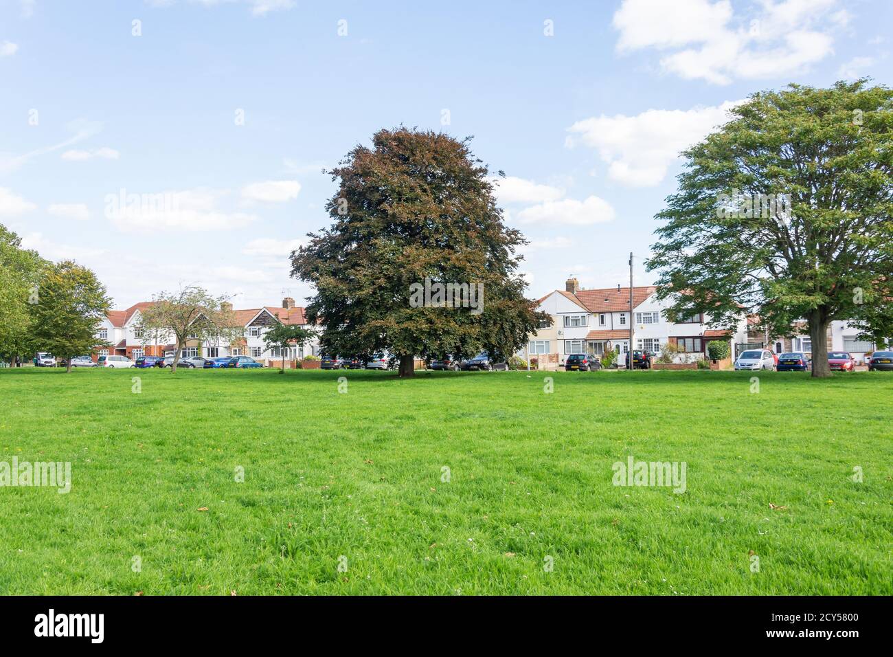 Case suburbane del parco e giardino Dell, West Drayton, London Borough of Hillingdon, Greater London, England, Regno Unito Foto Stock