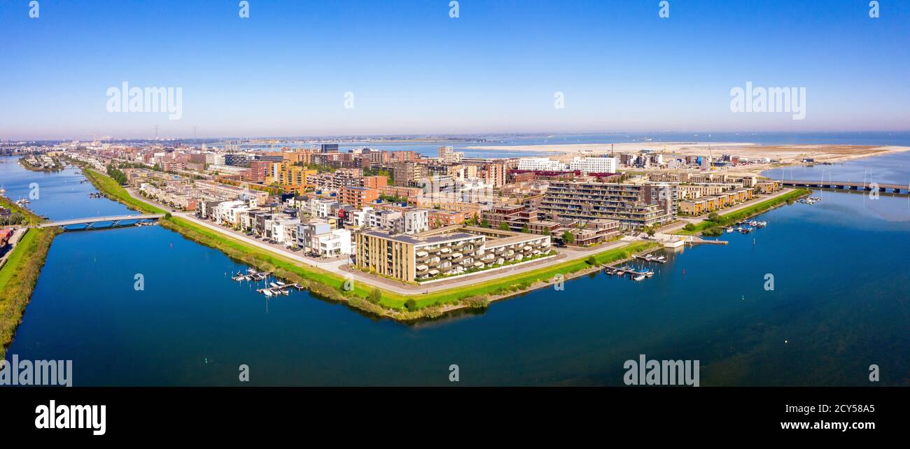Foto aerea di IJburg Amsterdam con StrandEiland sullo sfondo Foto Stock