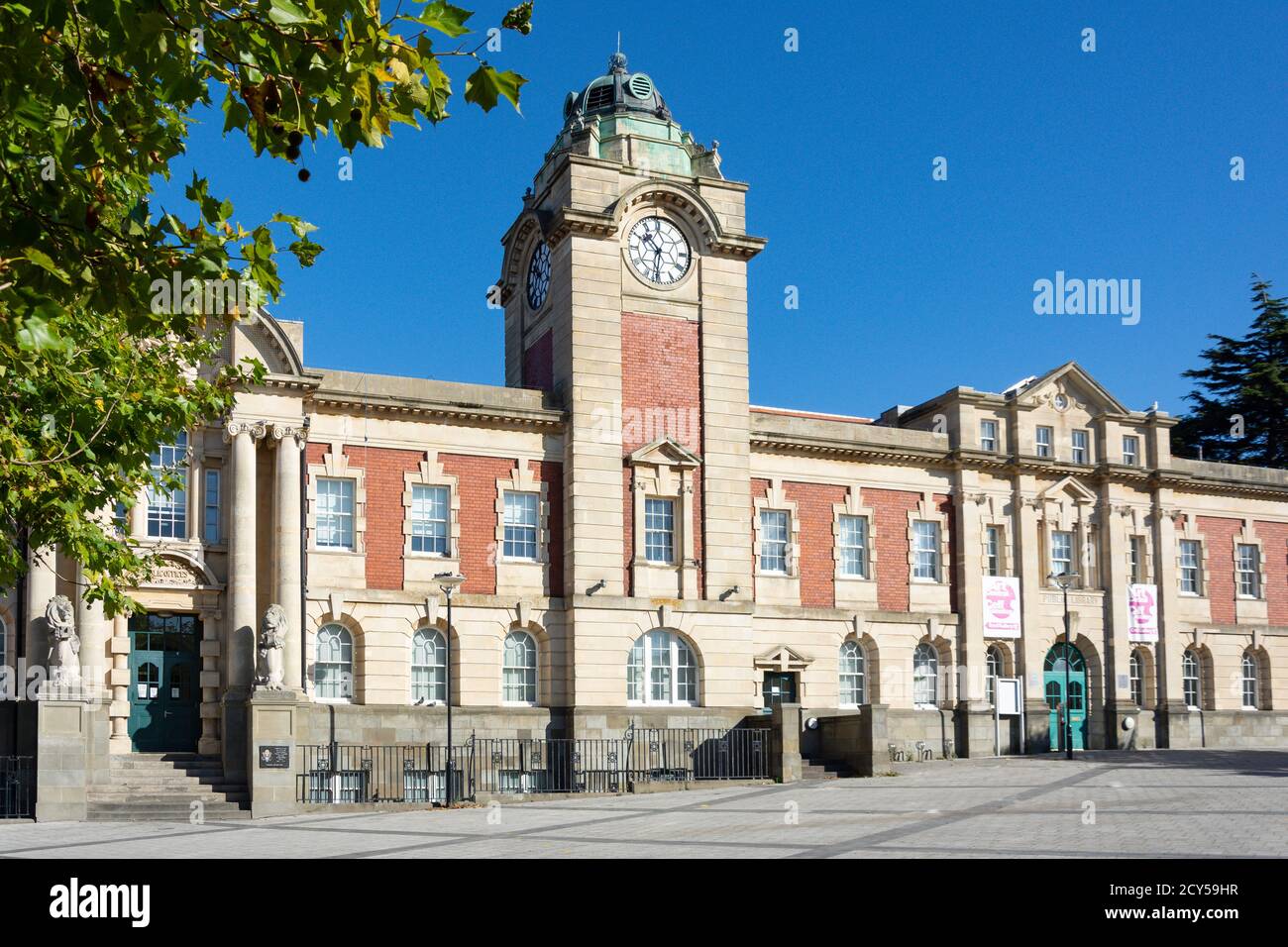 Barry Council Office and Library, King Square, Barry (Y Barri), vale of Glamorgan, Galles, Regno Unito Foto Stock