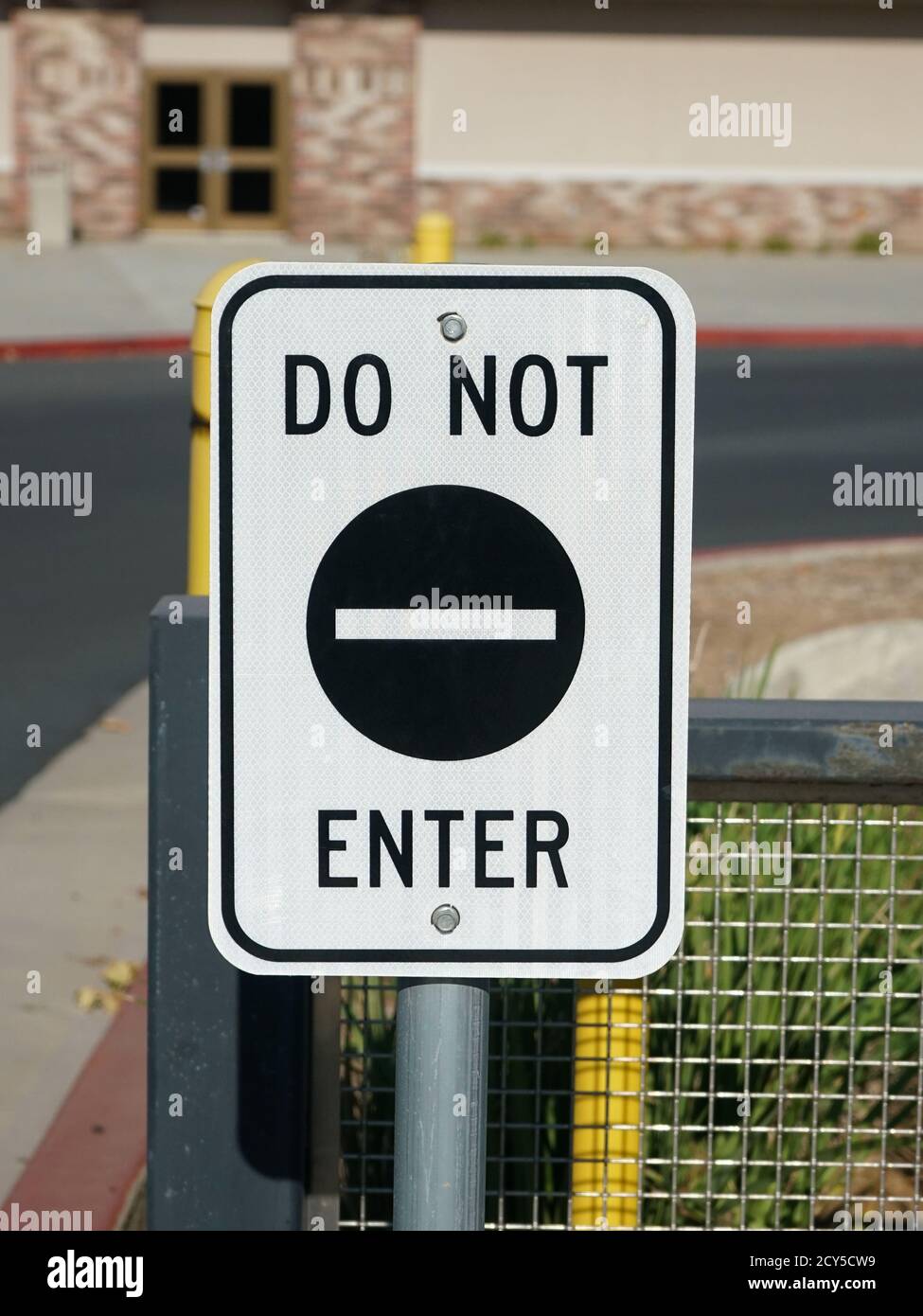 Nero non entrare Sign on Pole Foto Stock
