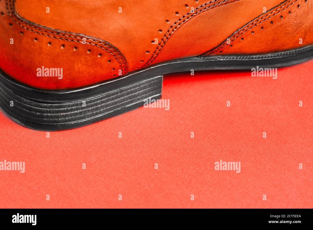 Scarpe uomo primo piano - su uno sfondo rosso con una copia dello spazio. Moda uomo. Vendita e consegna di scarpe dal negozio Foto Stock