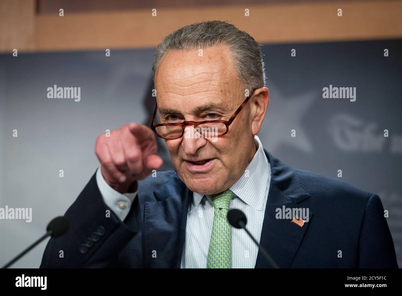 Chuck Schumer (democratico di New York), leader delle minoranze del Senato degli Stati Uniti, tiene una conferenza stampa al Campidoglio degli Stati Uniti a Washington, DC., giovedì 1 ottobre 2020. Credito: Rod Lammey/CNP /MediaPunch Foto Stock