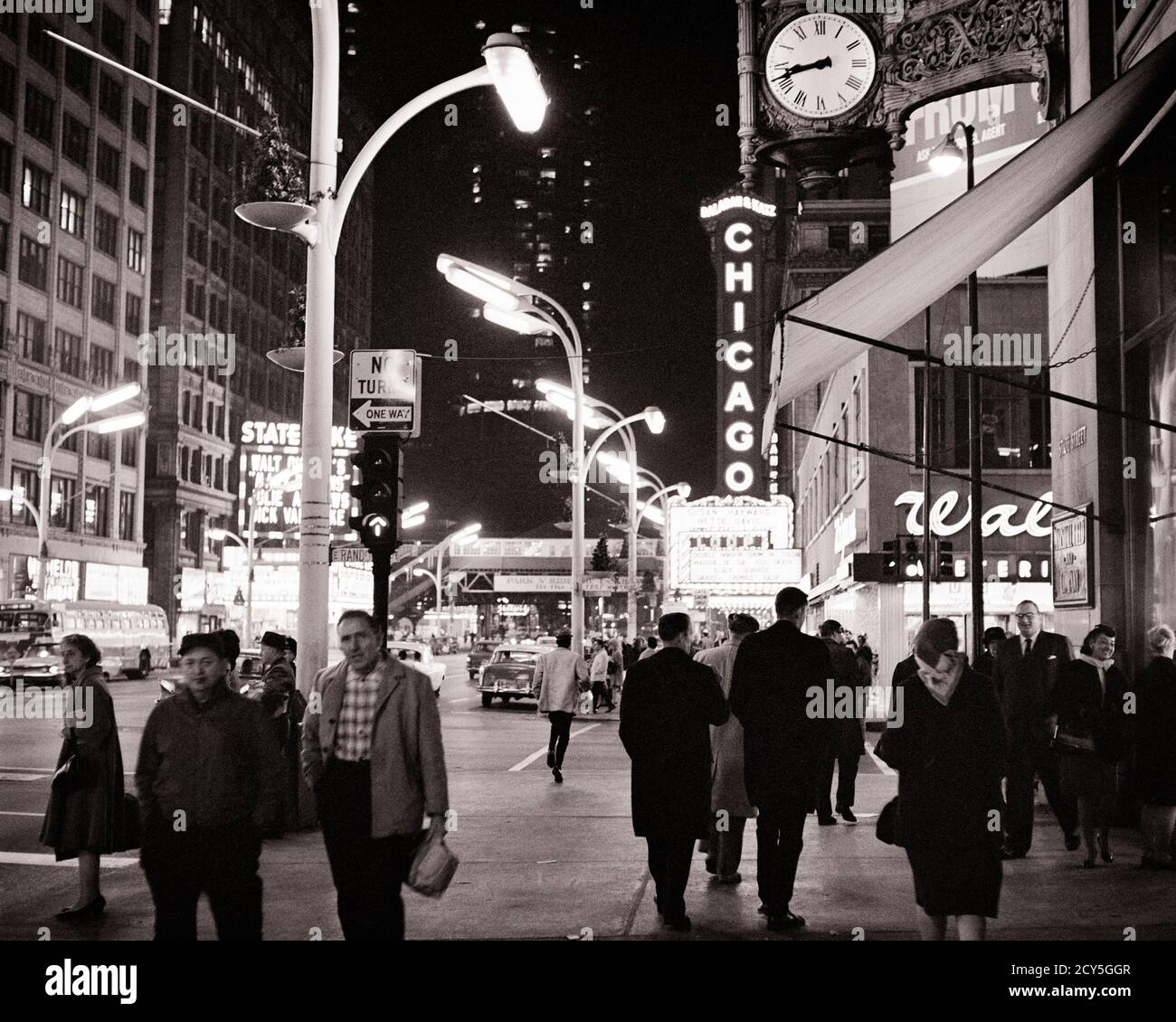 1950 1960 PEDONI AUTO LUCI TRAFFICO CHICAGO THEATRE MARQUE NORTH STATE STREET DOWNTOWN SCENA DI NOTTE CHICAGO IL USA - R19574 HAR001 HARS STATI UNITI COPIA SPAZIO FULL-LENGTH SIGNORE PERSONE ISPIRAZIONE STATI UNITI D'AMERICA AUTOMOBILI MASCHI PEDONI INTRATTENIMENTO TRASPORTO B&W NORTH AMERICA CENTRO NORD AMERICA GRANDANGOLARE AUTOS ESTERNO AVANZAMENTO RICREAZIONE DIREZIONE A CONCEPT AUTOMOBILI VEICOLI ILLINOIS MARQUE VITA NOTTURNA RELAX NOTTURNO BIANCO E NERO HAR001 IL VECCHIO STILE Foto Stock