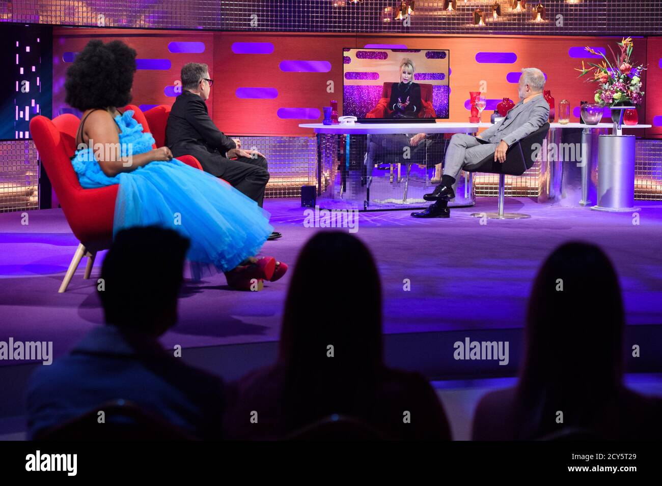 Graham Norton intervista Dolly Parton durante le riprese per il Graham Norton Show al BBC Studioworks 6 Television Center, Wood Lane, Londra, in onda sulla BBC One il venerdì sera. Foto Stock