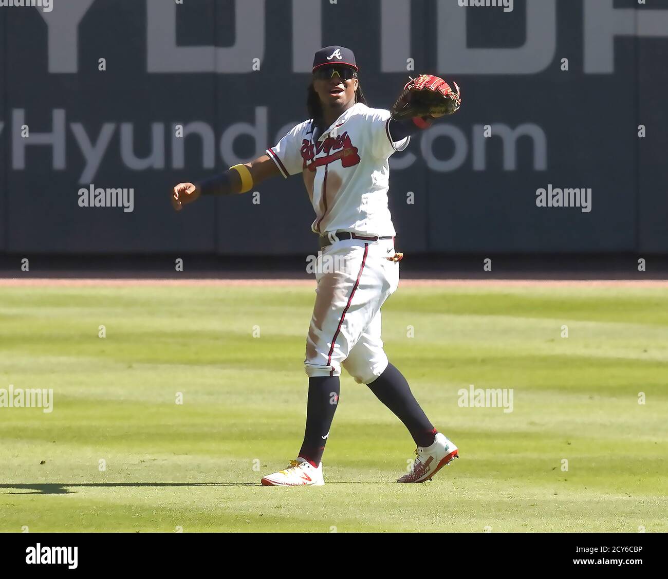 Atlanta, Stati Uniti. 01 Ottobre 2020. Atlanta Braves Ronald Acuna, Jr. Festeggia dopo aver vinto il gioco 2 della serie Wild Card della National League al Truist Park di Atlanta giovedì 1 ottobre 2020. I Braves avanzavano alla National League Divisional Series dopo aver sconfitto i Cincinnati Reds 5-0. Foto di Tami Chappell/UPI Credit: UPI/Alamy Live News Foto Stock