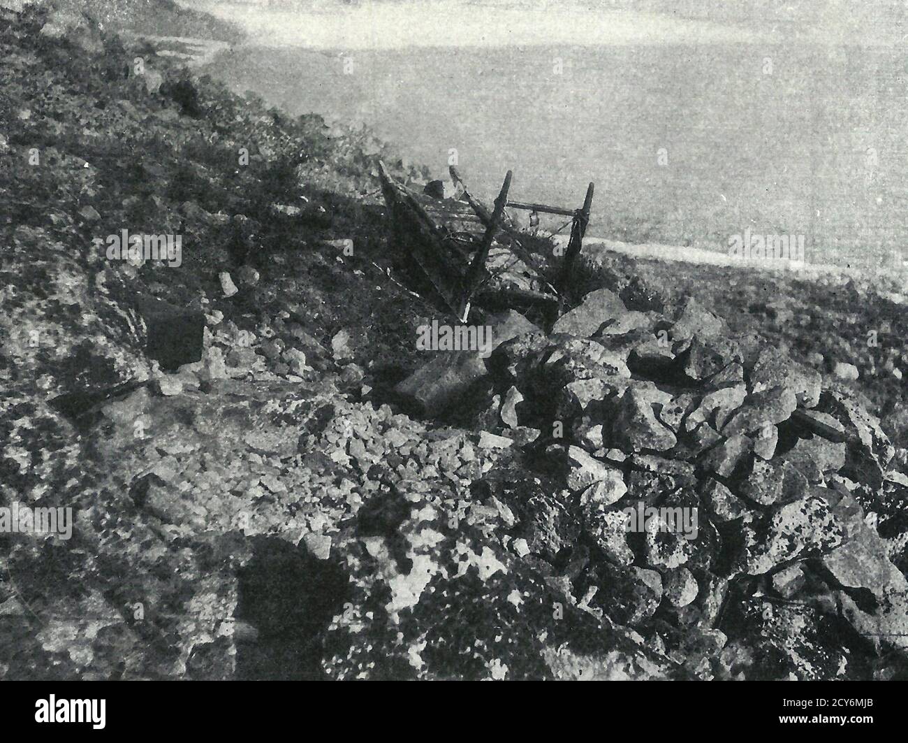 La tomba di un cacciatore di eschimesi - il corpo è coperto da un mucchio di pietre sciolte e la slitta del cacciatore e le armi sono poste accanto ad esso. Circa 1900 Foto Stock