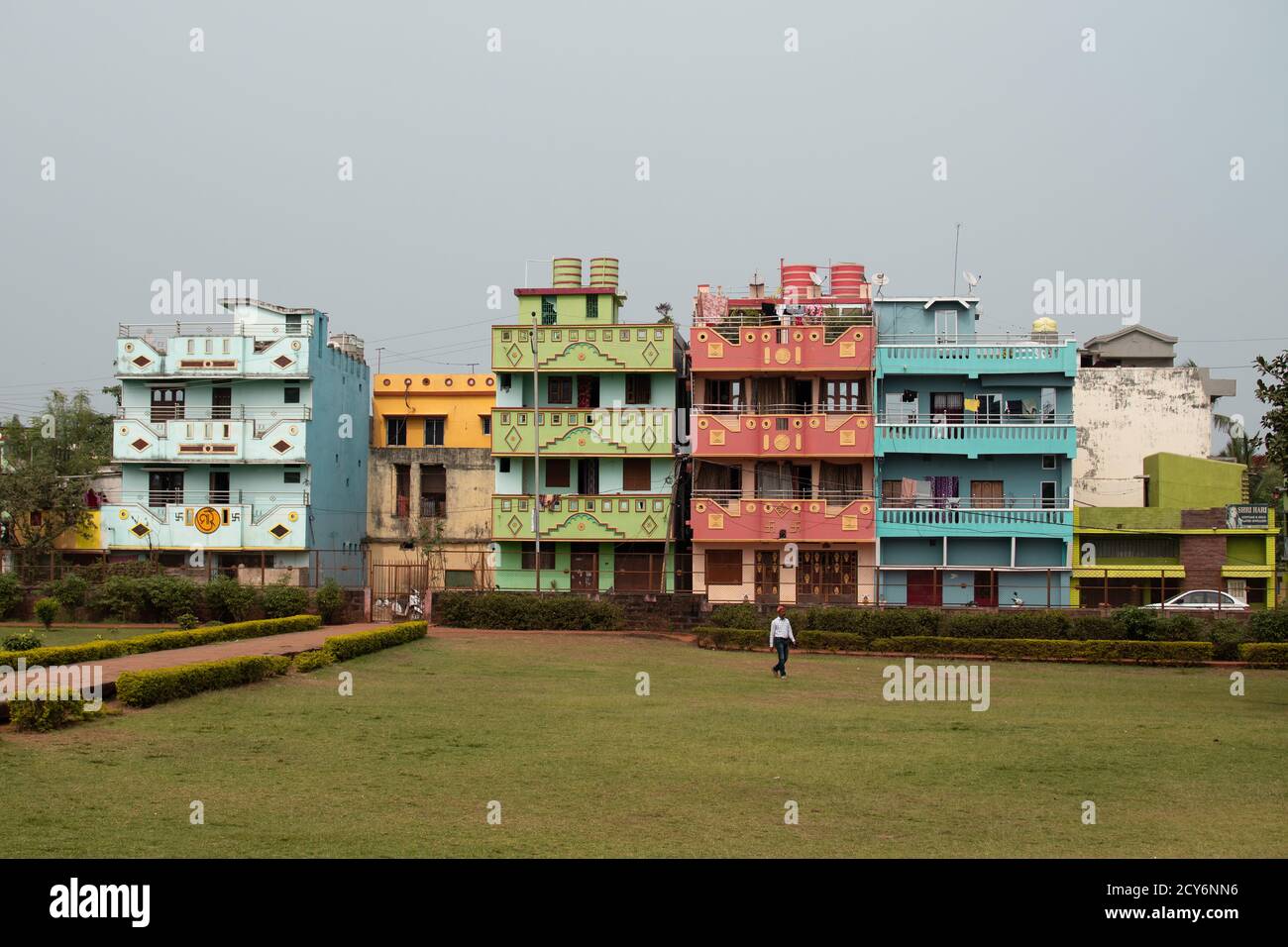 Bhubaneswar, India - 4 febbraio 2020: Vista dei colorati edifici di appartamenti di Bhaskaraswar Tempio il 4 febbraio 2020 a Bhubaneswar, India Foto Stock