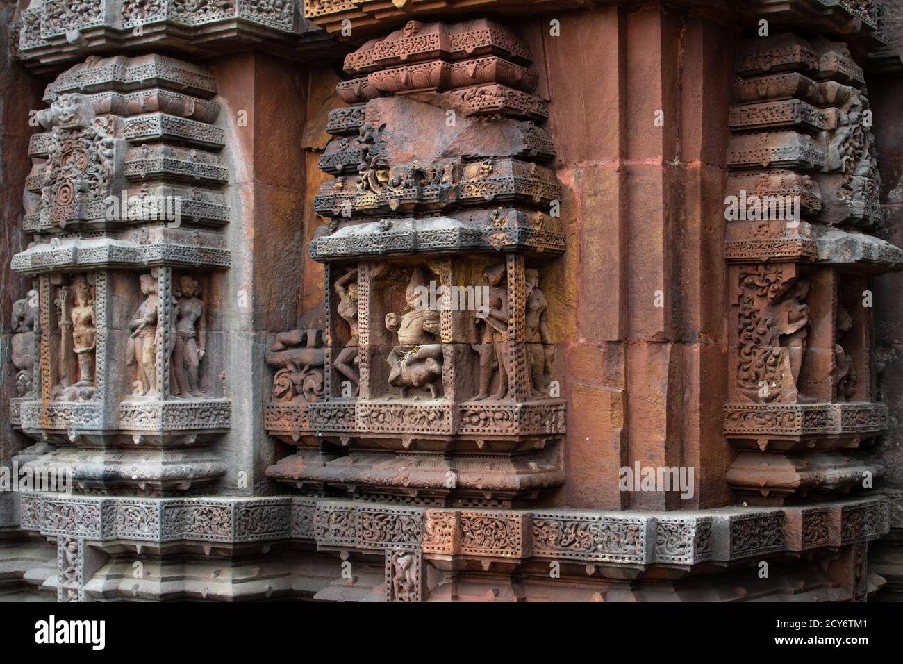 Piccole figure di scultura indù nel muro di pietra del tempio di Brahmesvara a Bhubaneswar, Odisha, India Foto Stock