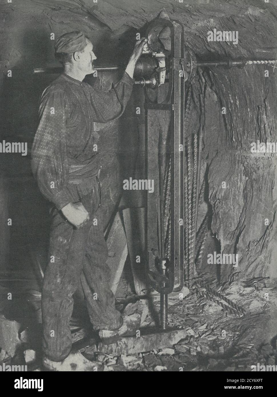 Alesatore elettrico in una cava ardesia di Anjou - Cave ardesia dell'Anjou, Francia, 1919 Foto Stock