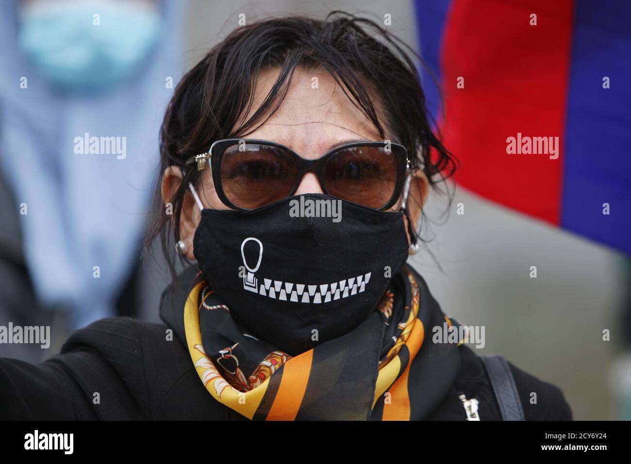 Un attivista Pro-democrazia in Chine indossare una maschera di presa Parte durante la protesta globale contro la Museumplein in mezzo al Pandemia di coronavirus nell'ottobre Foto Stock