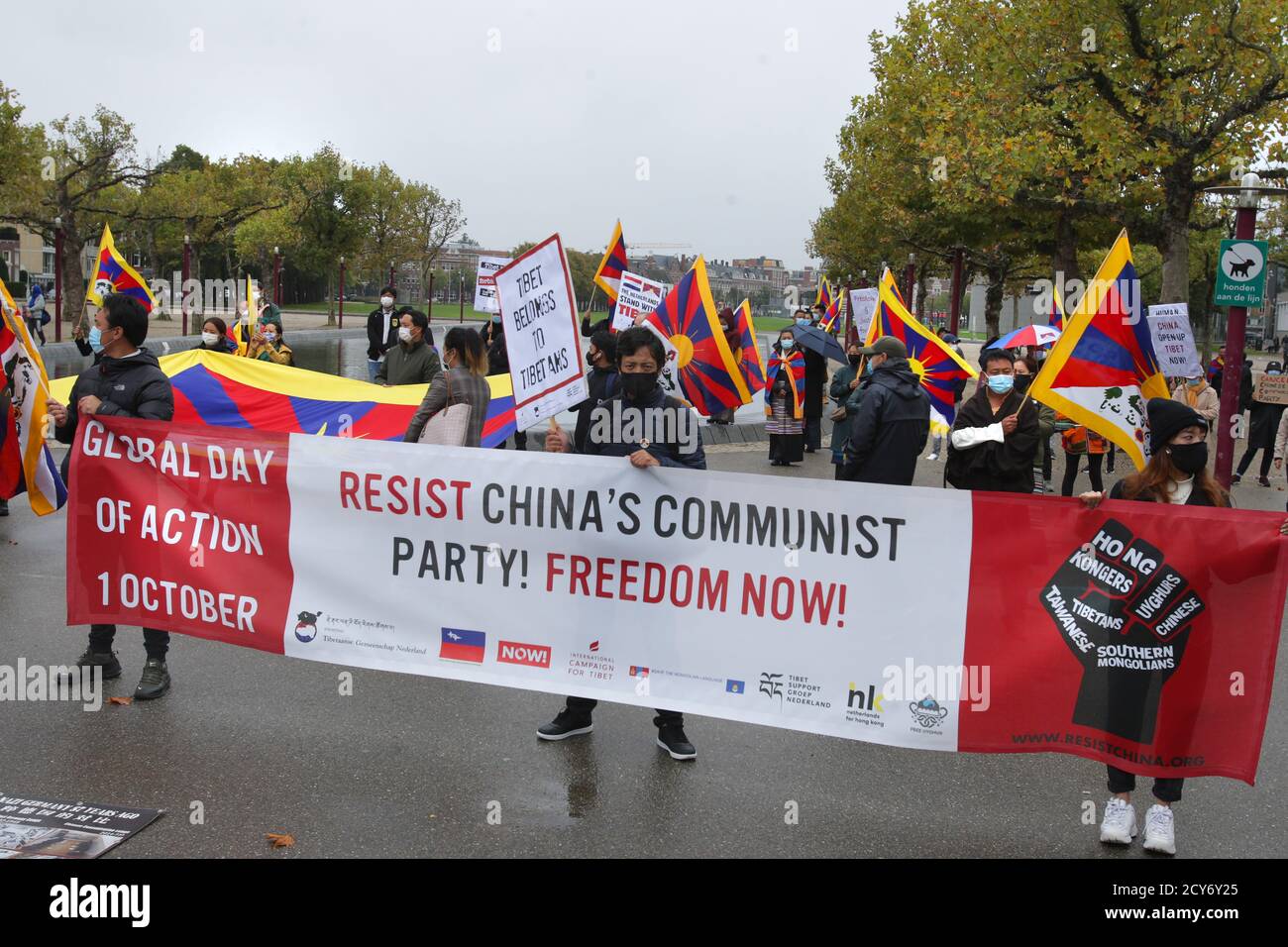 Attivisti e sostenitori Pro-democrazia in Chine durante la protesta globale contro la Museumplein in mezzo alla pandemia di Coronavirus il 1 ottobre 2020 a em Foto Stock