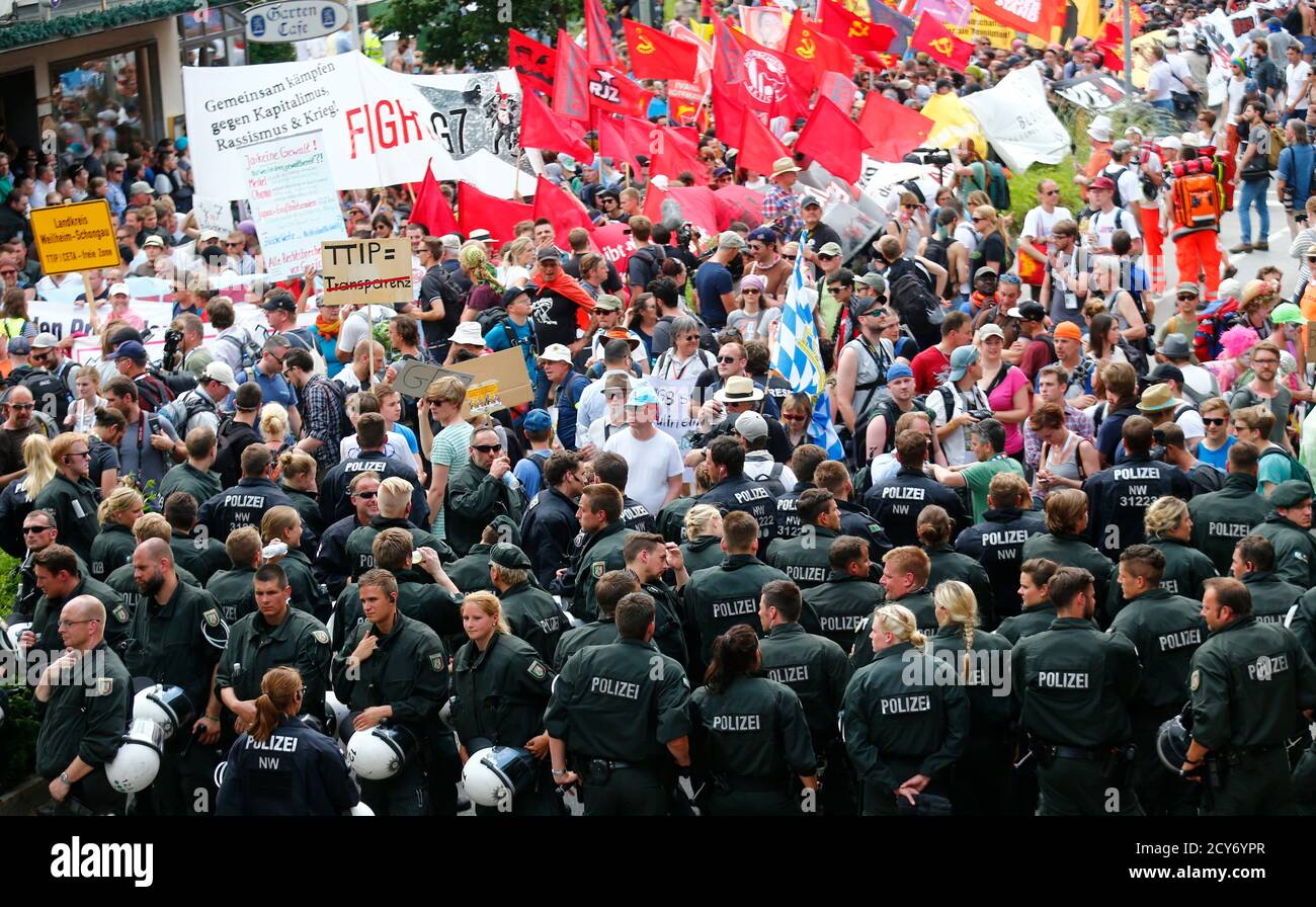 Una serie di forze di polizia davanti ai manifestanti anti anti-G7 durante una manifestazione a Garmisch-Partenkirchen, Germania meridionale, 6 giugno 2015. Il vertice di due giorni del Gruppo dei sette (G7), che si svolge a palazzo Elmau vicino a Garmisch-Partenkirchen in Baviera, inizia domenica. Le parole leggono " insieme lottiamo contro il capatilismo, il razzismo e la guerra". IMMAGINI TPX REUTERS/HANNIBAL HANSCHKE DEL GIORNO Foto Stock