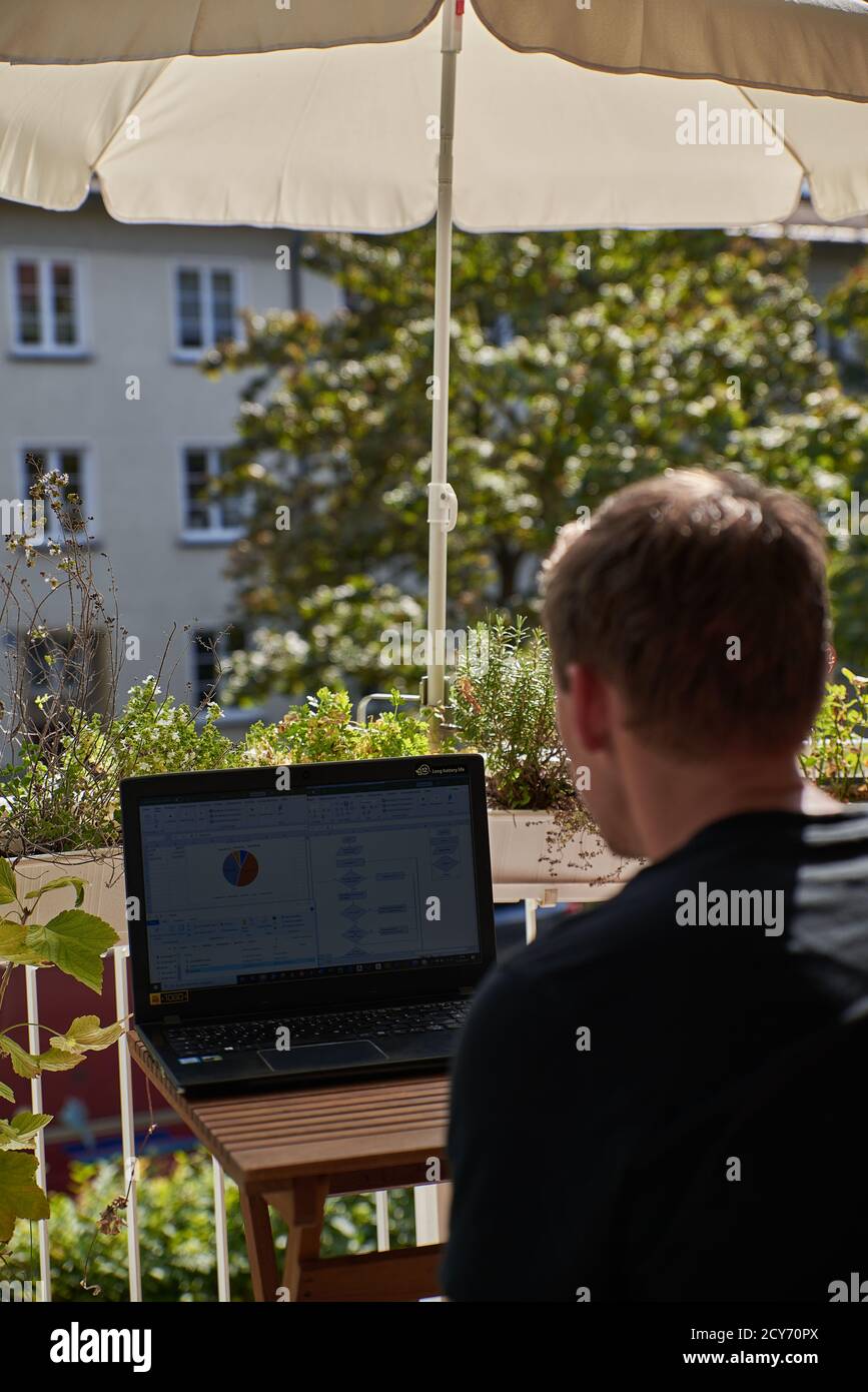 Ufficio domestico sul balcone. Lavoro da casa sul balcone. Foto Stock