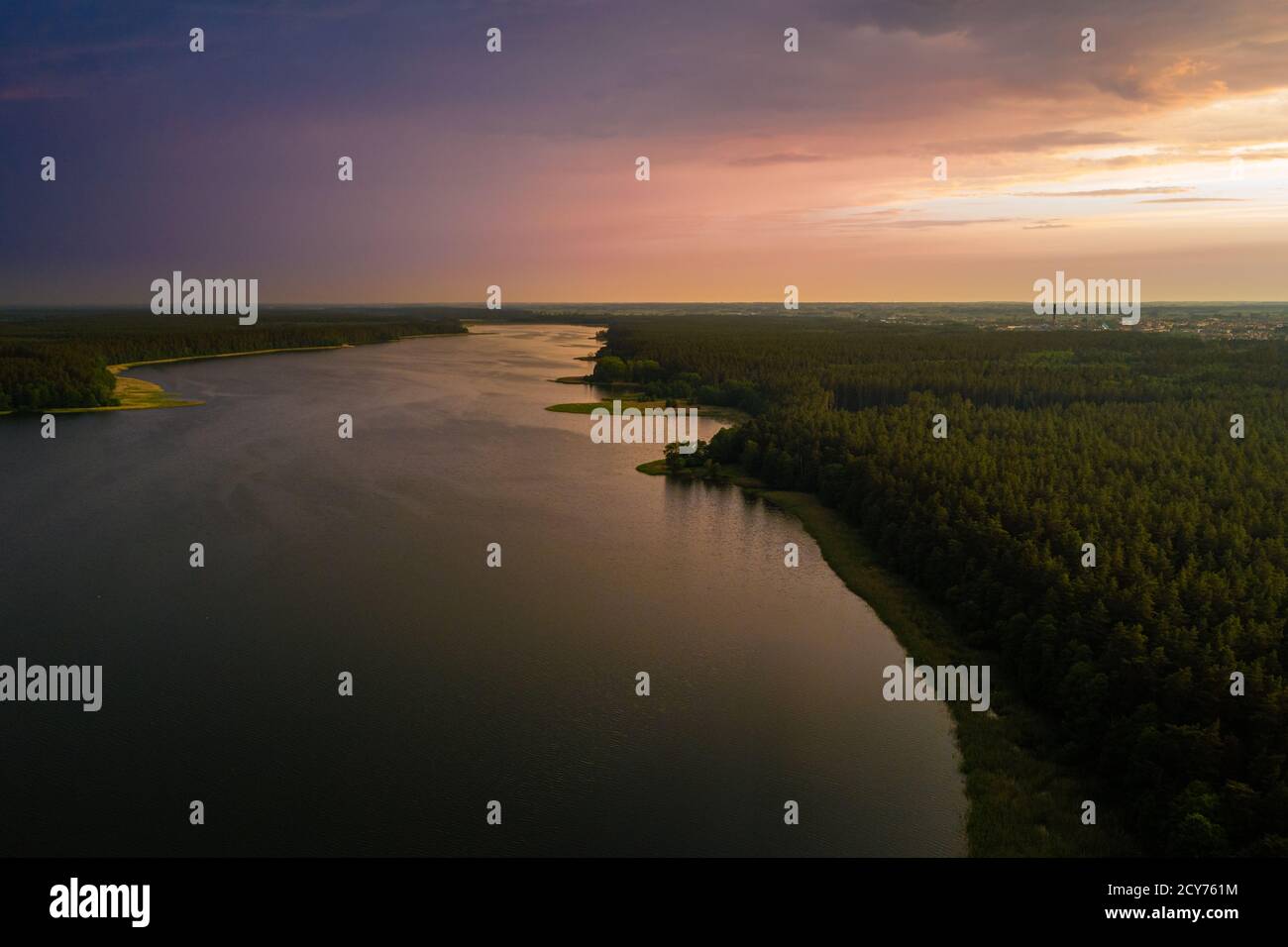 Tramonto mozzafiato sul lago Sajno, vista aerea Foto Stock