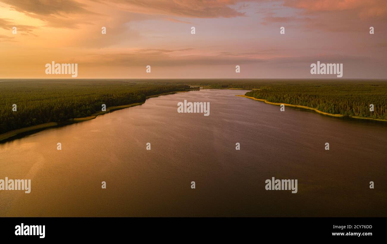 Tramonto mozzafiato sul lago Sajno, vista aerea Foto Stock