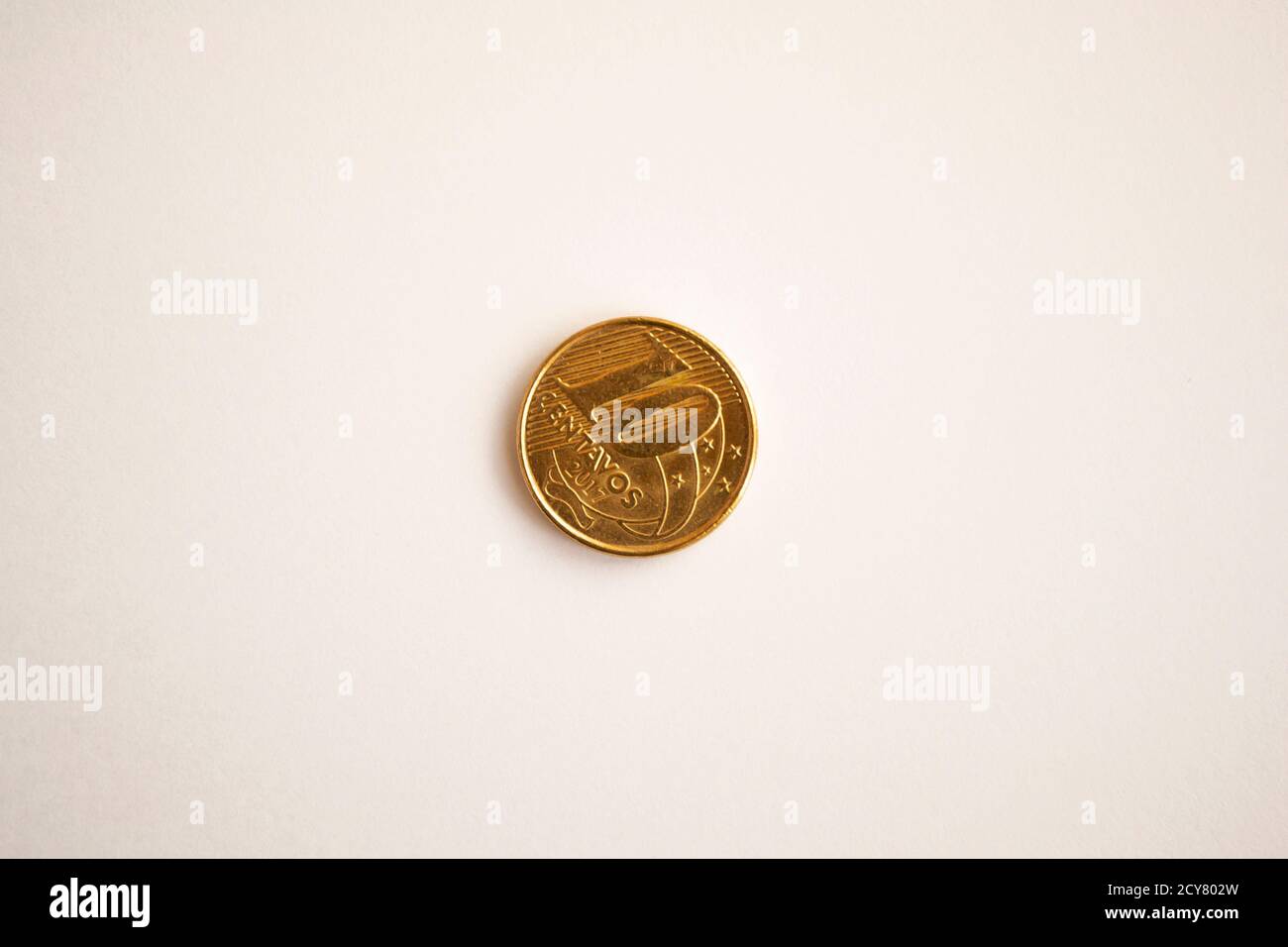10 centavos moeda coin fondo bianco vero fondo fondo fondo fido branco Foto Stock