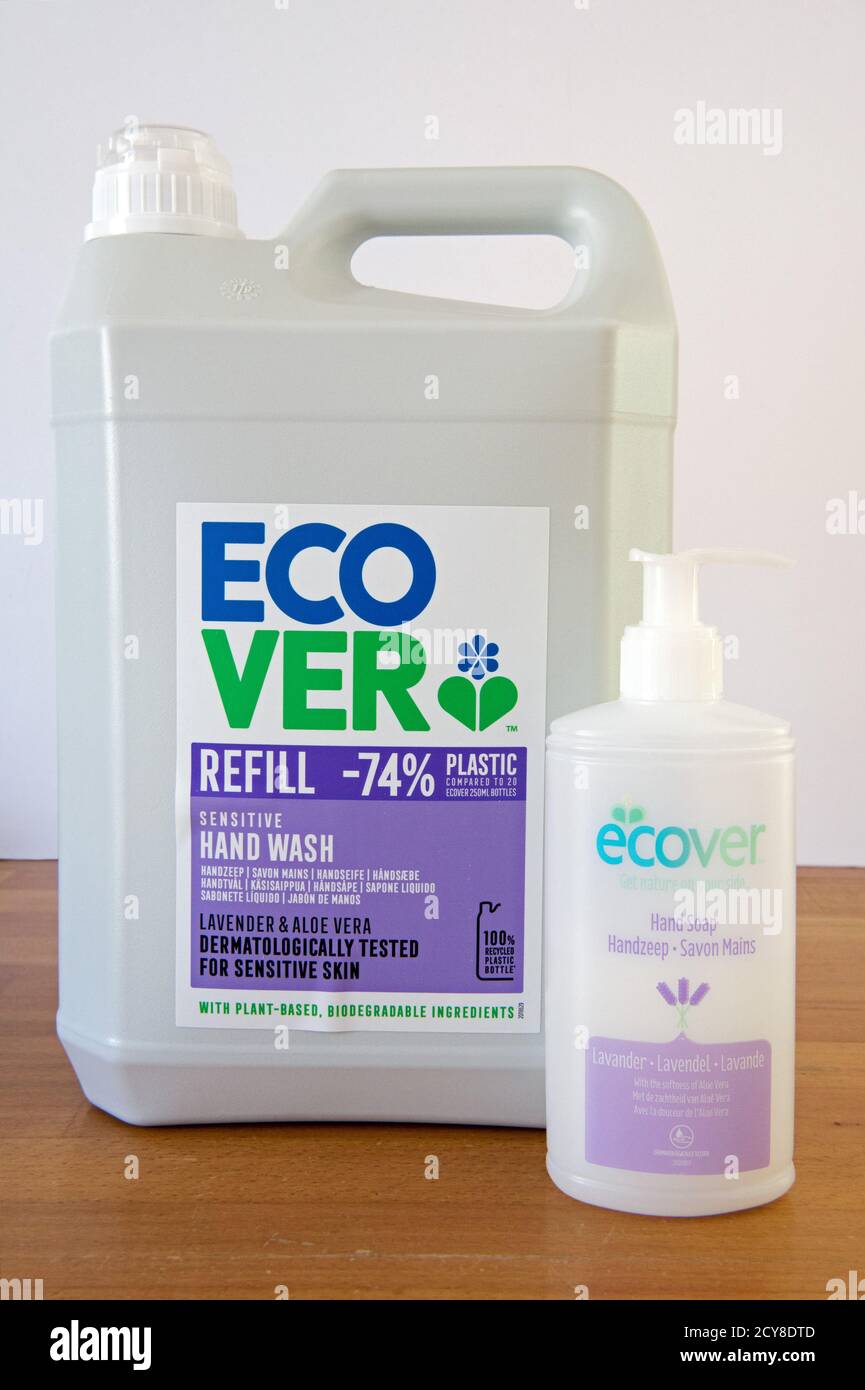Ricarica per lavaggio a mano eCover in contenitore di plastica riciclata al 100% al flacone di sapone per le mani a pompa piccola Foto Stock